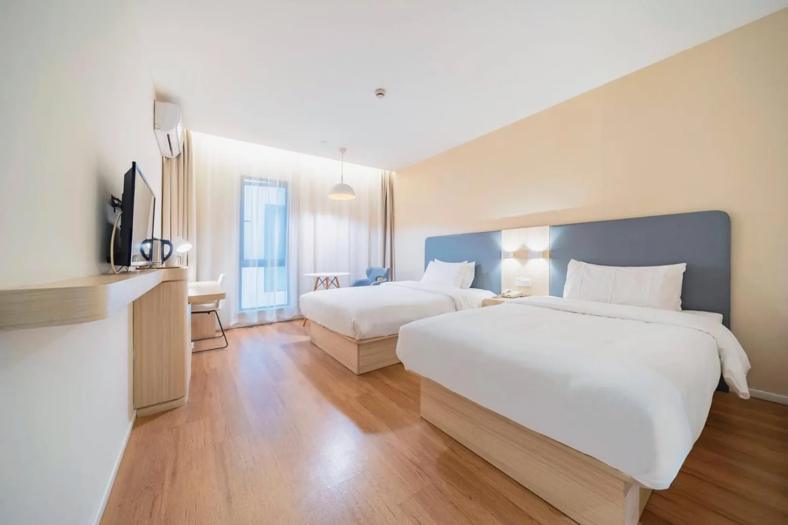 Bed in Hanting Hotel Shanghai Wujing East China Normal University