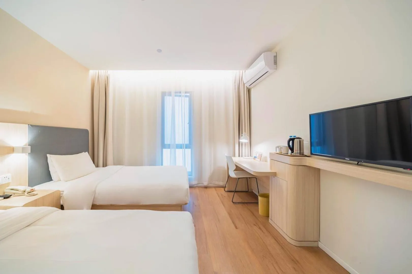 Bed in Hanting Hotel Shanghai Wujing East China Normal University