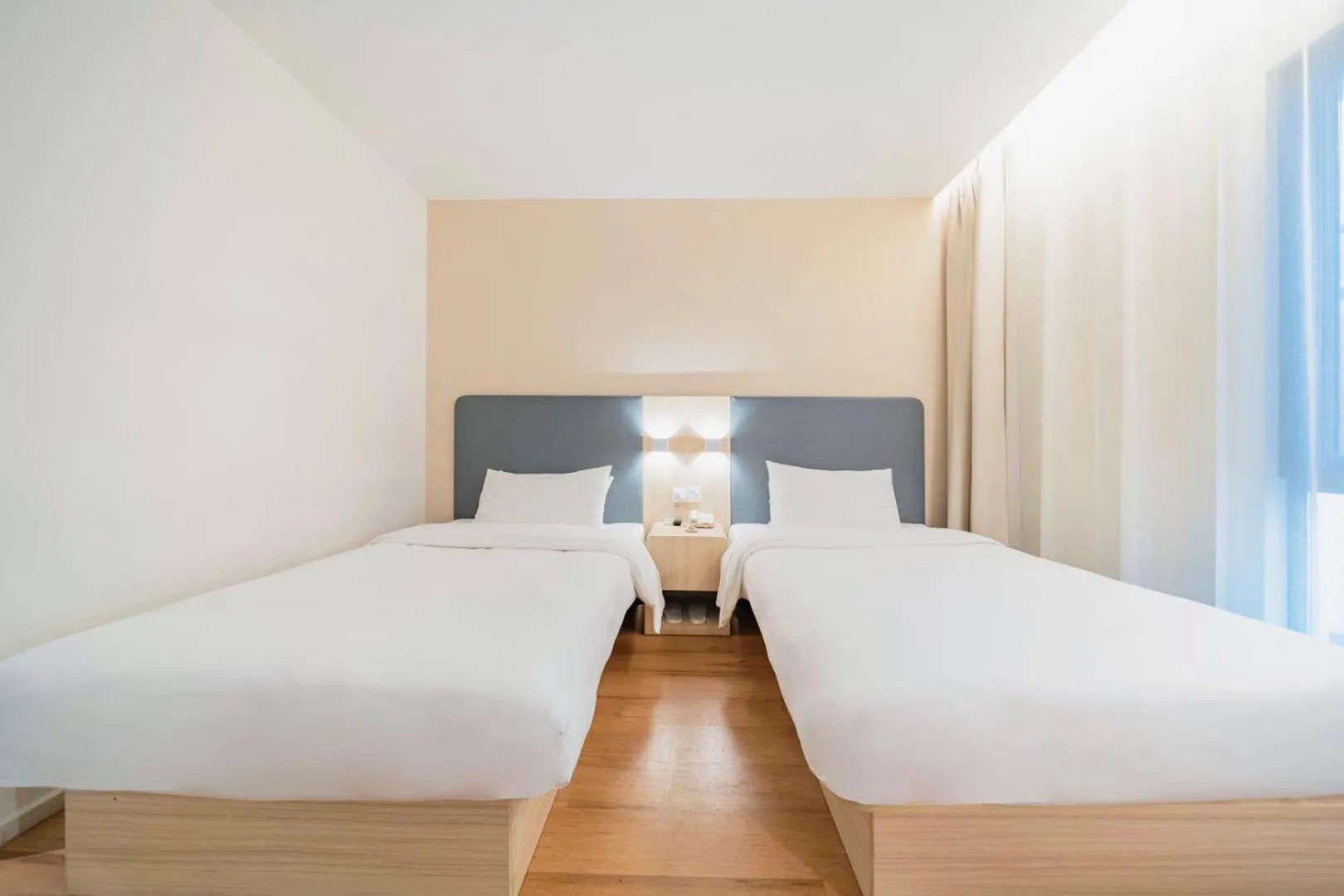 Bed in Hanting Hotel Shanghai Wujing East China Normal University