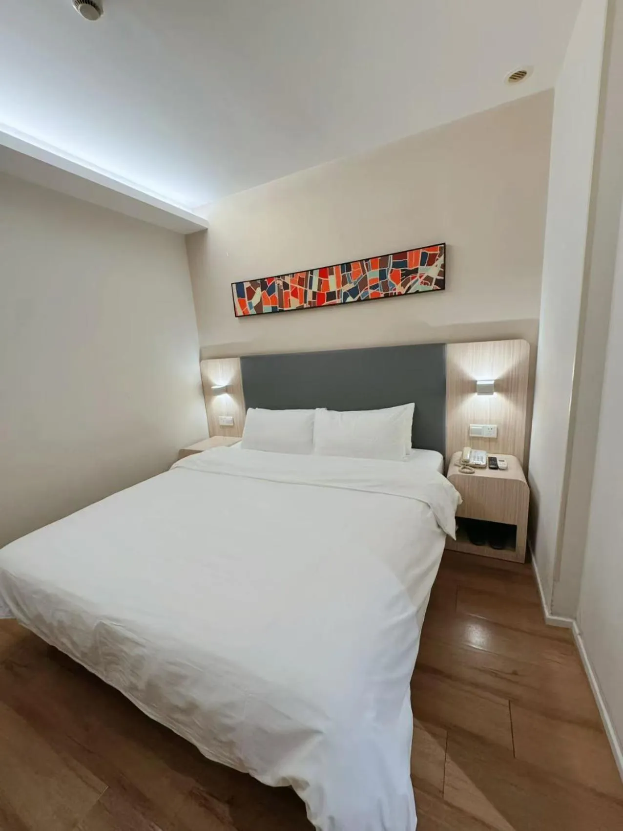 Photo of the whole room, Bed in Hanting Hotel Shanghai Wujing Pedestrian Street