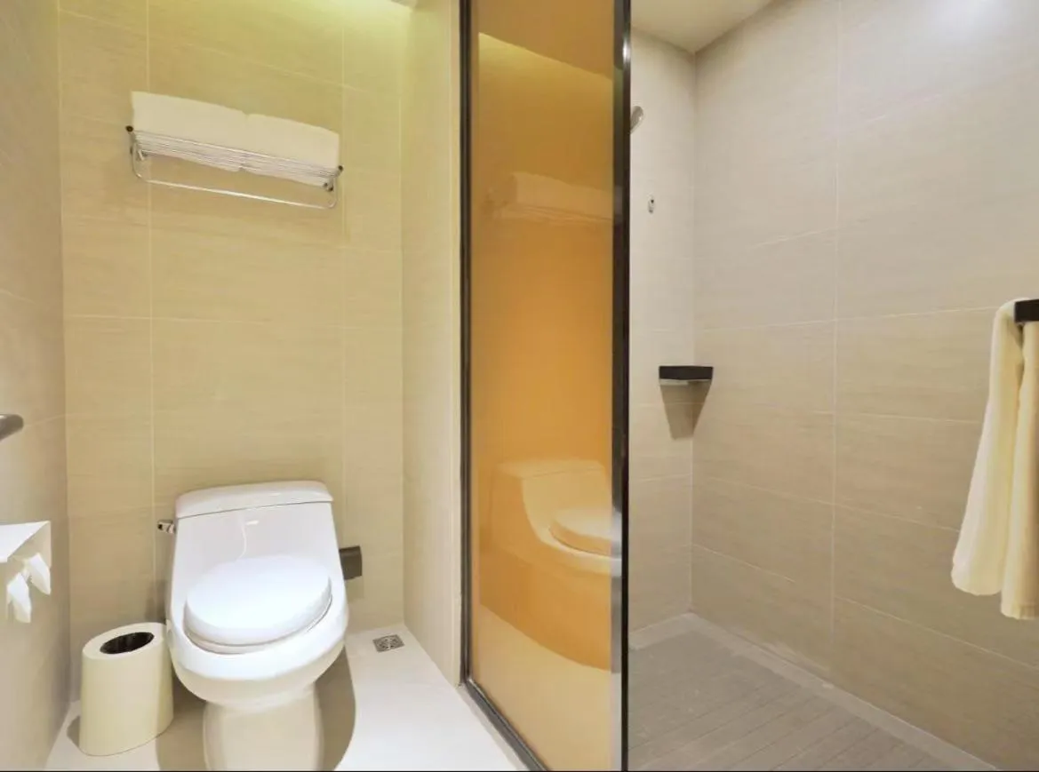Toilet in JI Hotel Shanghai Wujing East China Normal University