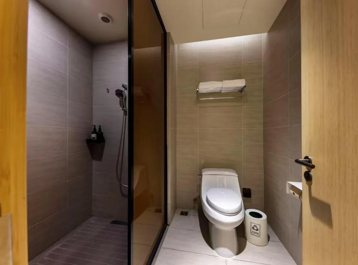 Toilet in JI Hotel Shanghai Wujing East China Normal University
