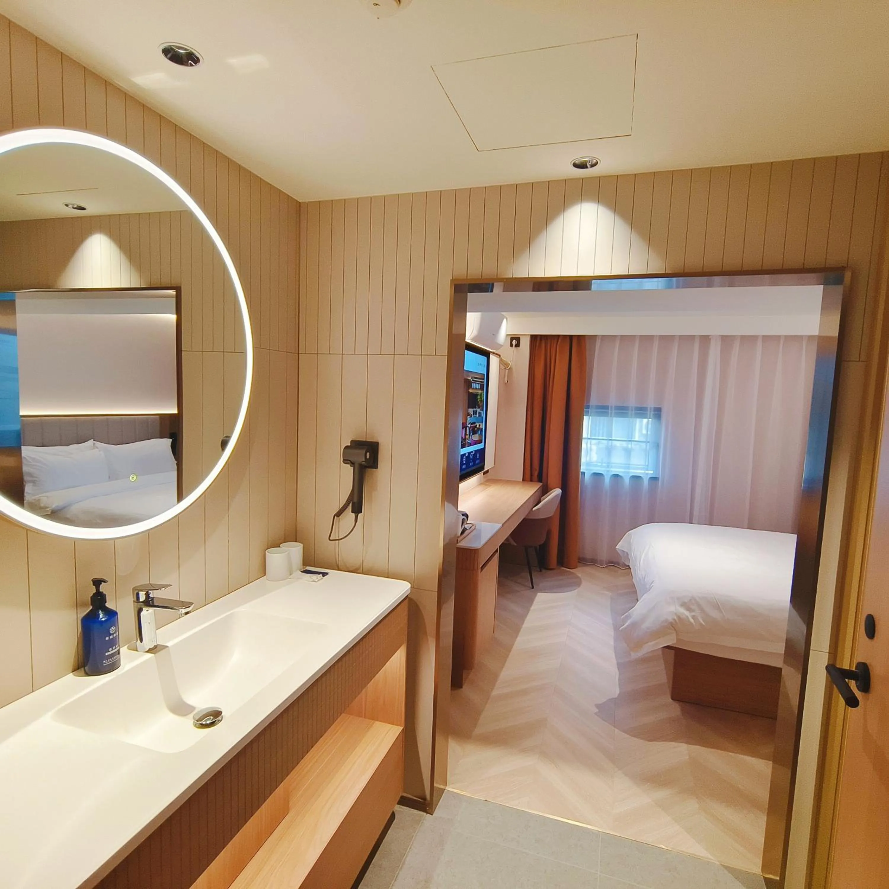 Photo of the whole room, Bed in Starway Hotel Shanghai Wujiaochang Changhai Hospital