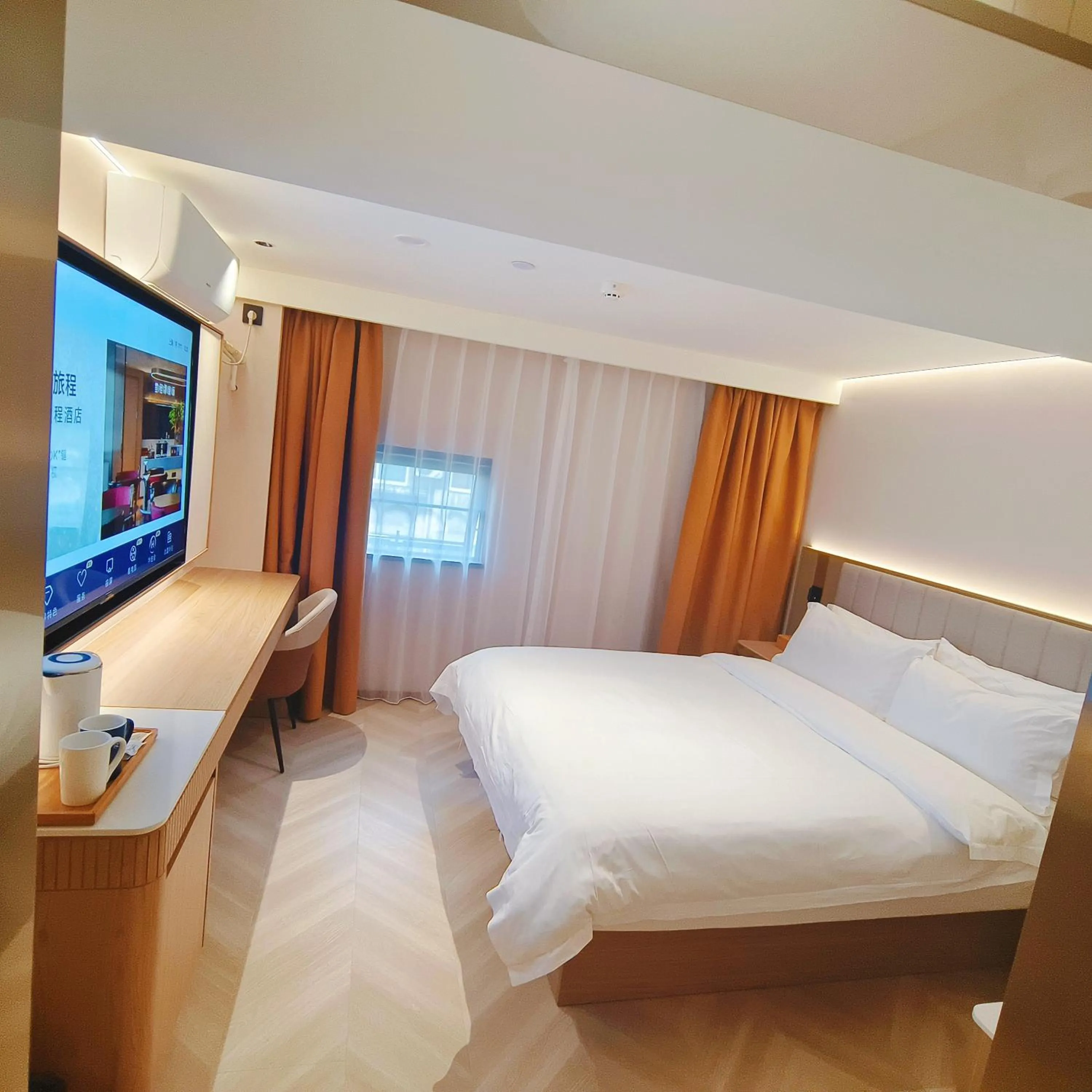 Photo of the whole room, Bed in Starway Hotel Shanghai Wujiaochang Changhai Hospital