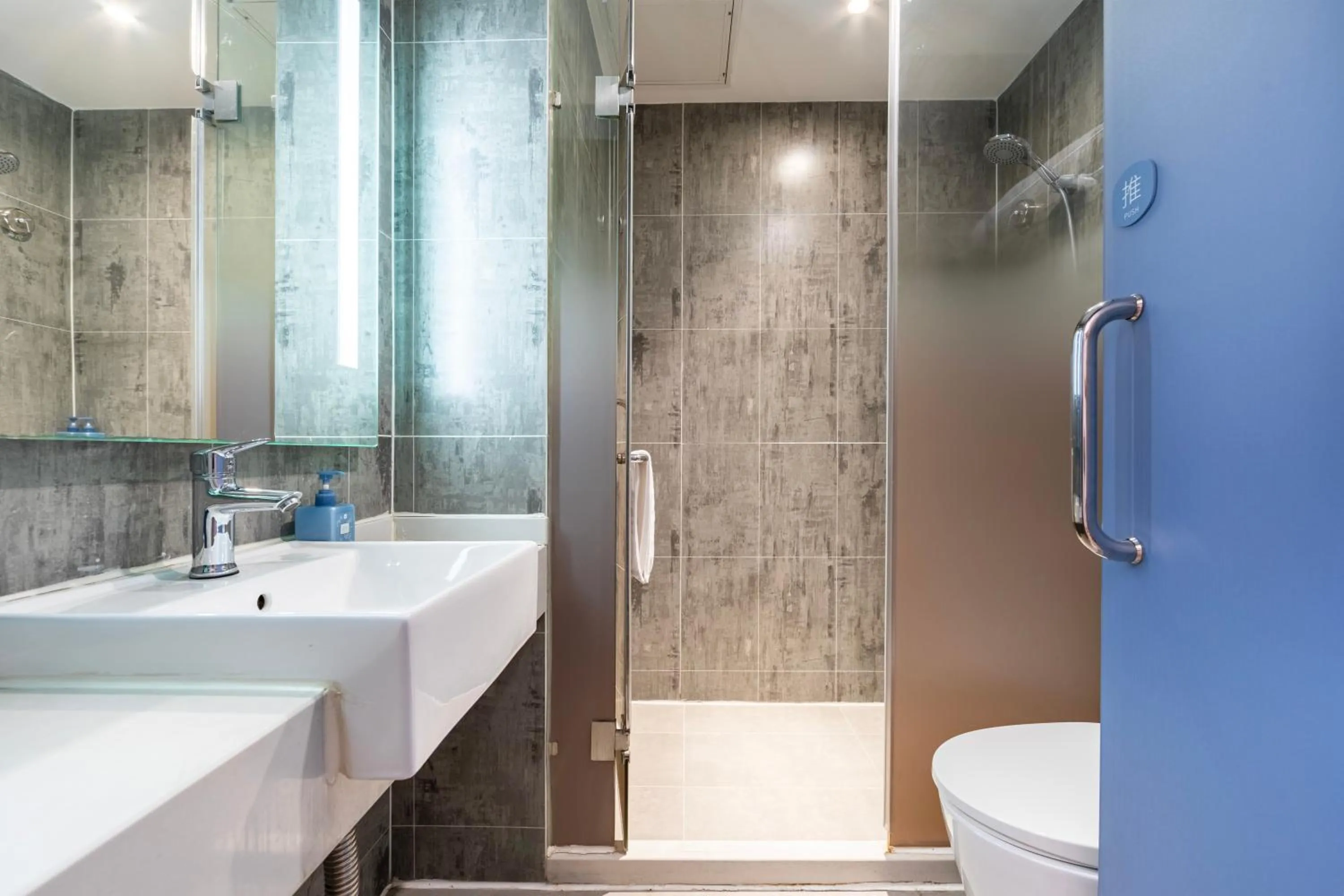 People in Hanting Hotel Shanghai Hongqiao Hub Qibao Center