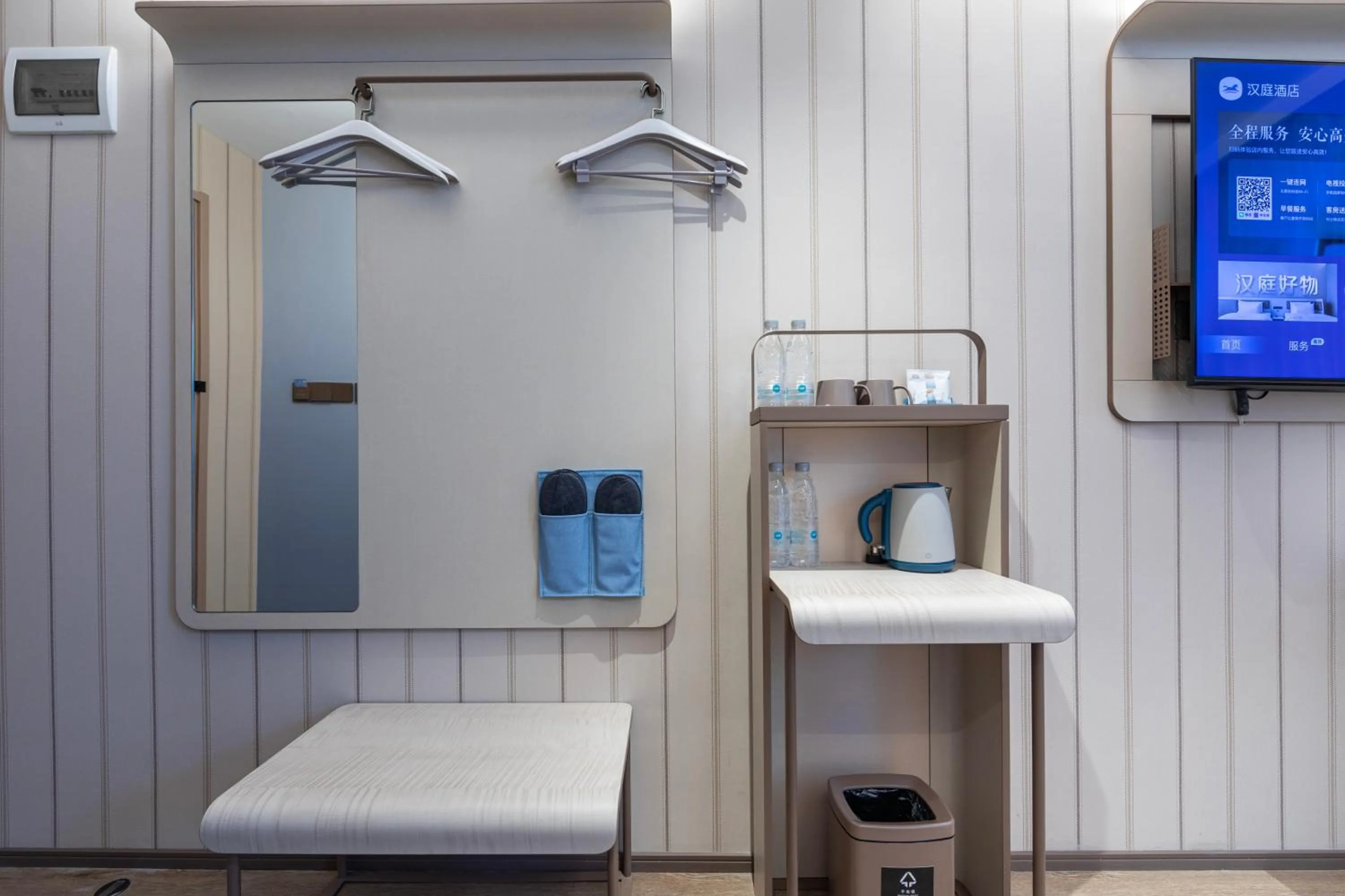 People in Hanting Hotel Shanghai Hongqiao Hub Qibao Center