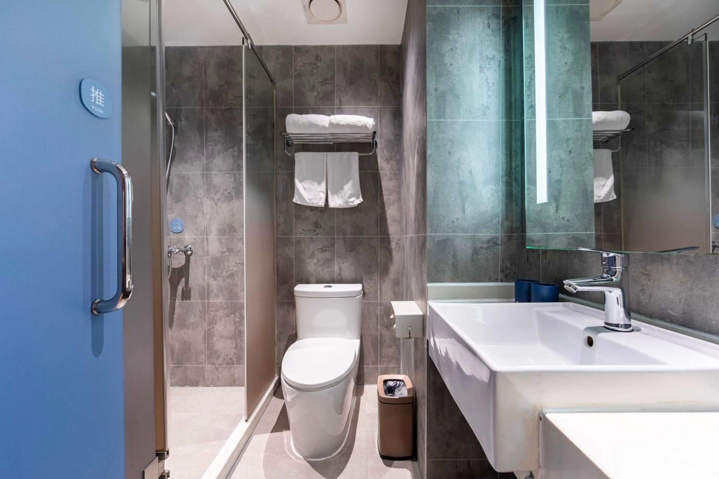 Toilet in Hanting Hotel Shanghai Hongqiao Hub Qibao Center