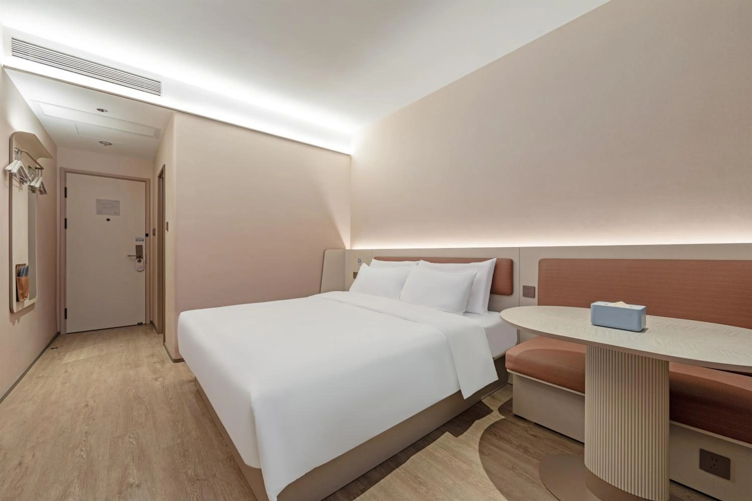 Photo of the whole room, Bed in Hanting Hotel Shanghai Hongqiao Hub Qibao Center