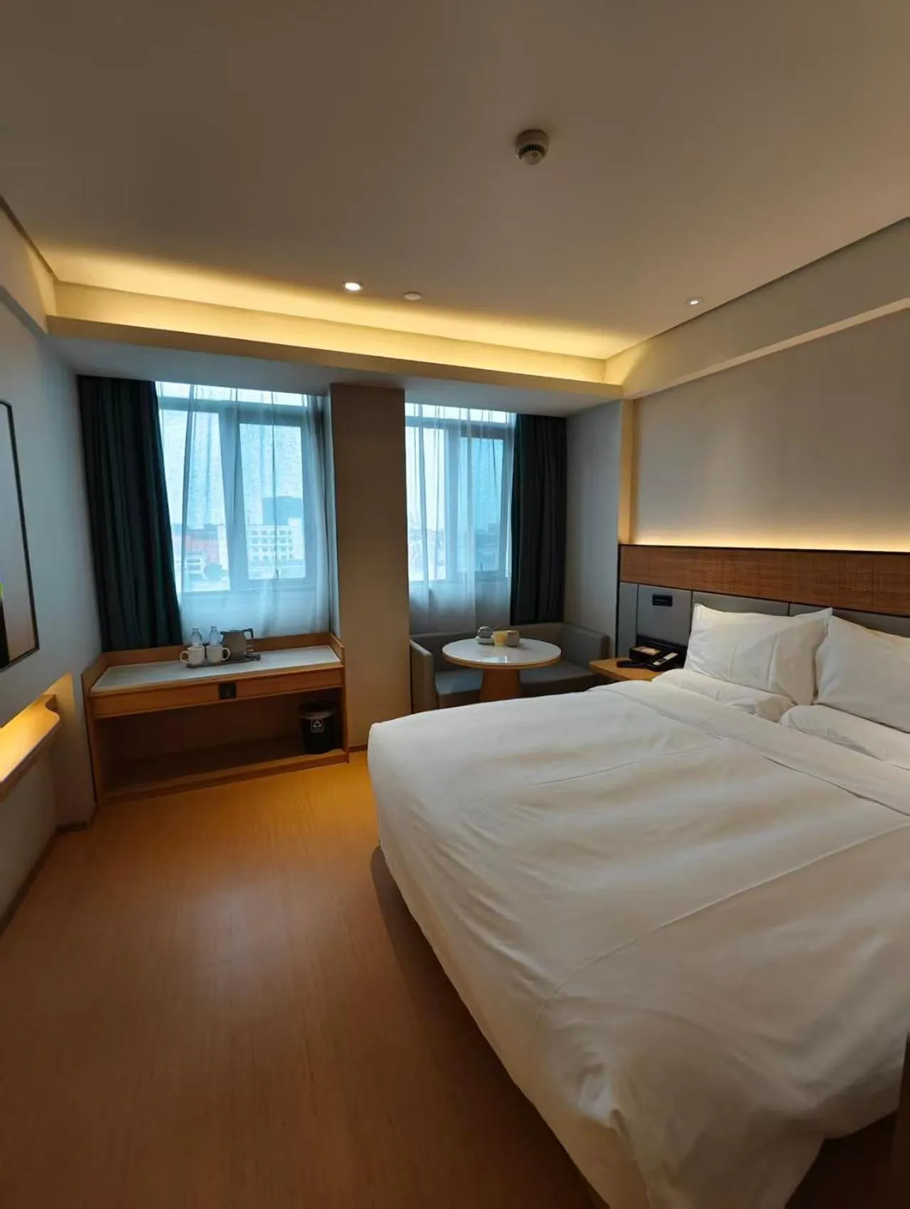 Photo of the whole room, Bed in JI Hotel Shanghai Xinzhuang
