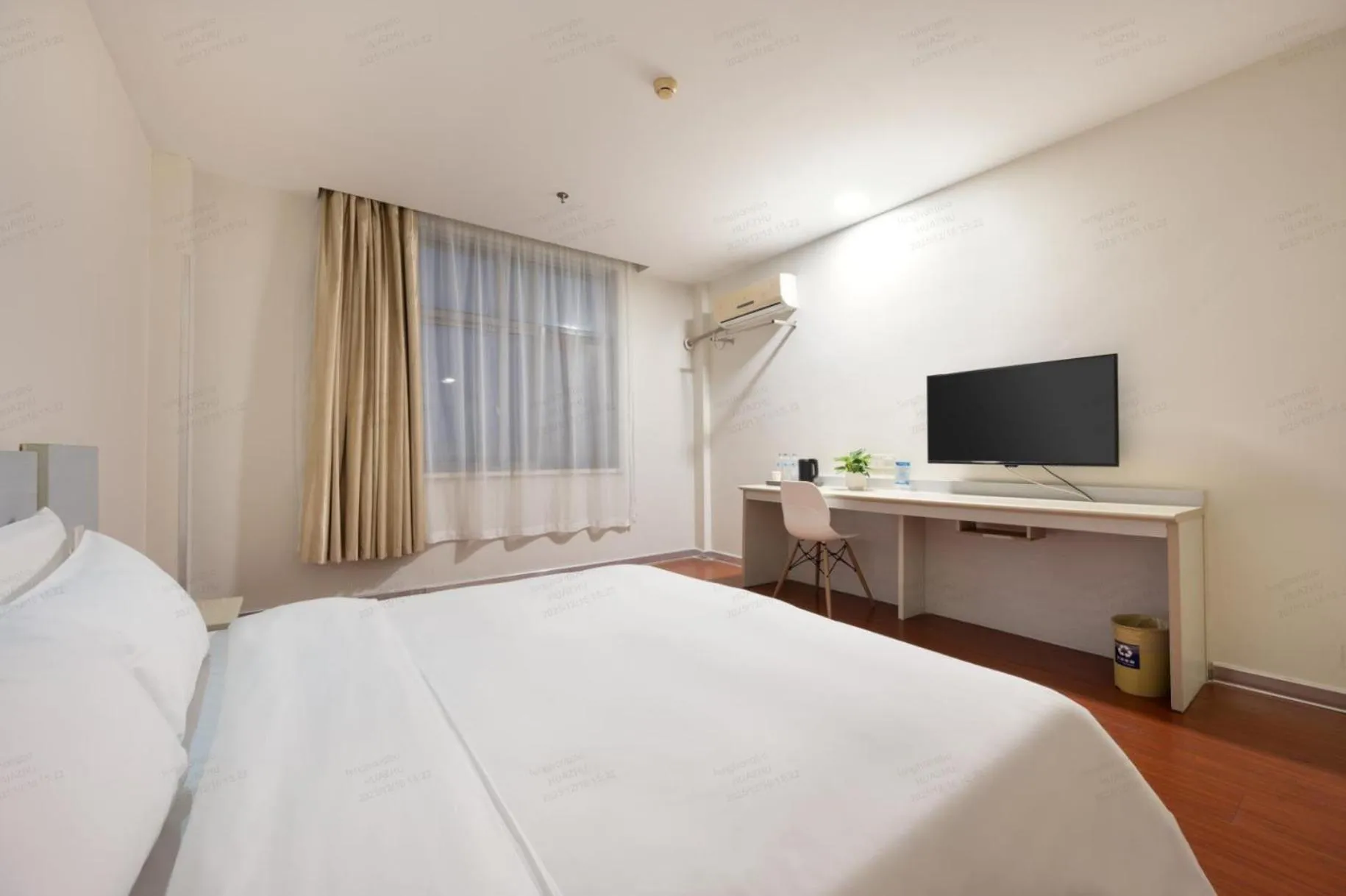 Bed in Hanting Hotel Shanghai Pudong Airport