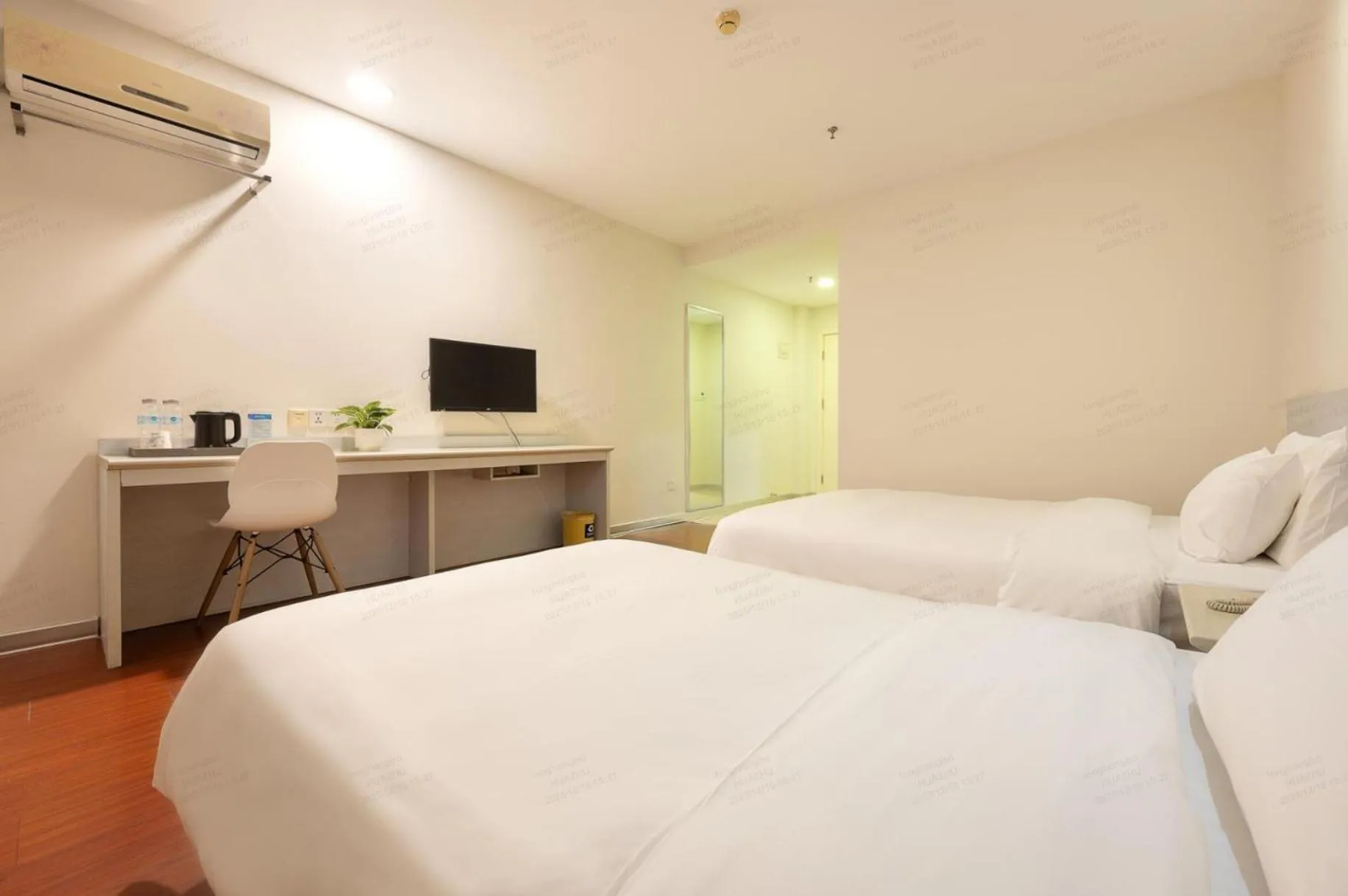 Bed in Hanting Hotel Shanghai Pudong Airport