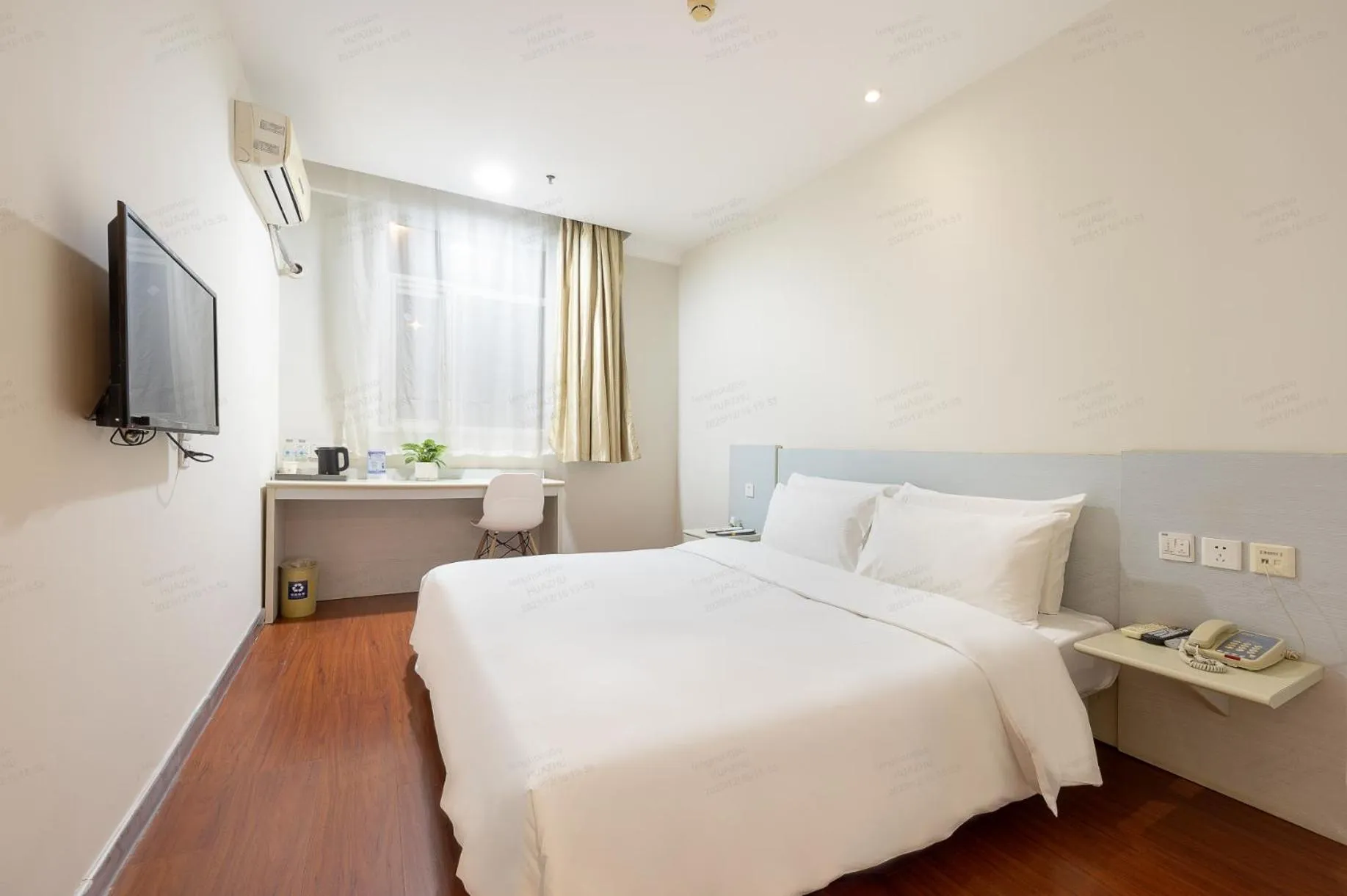 Bed in Hanting Hotel Shanghai Pudong Airport