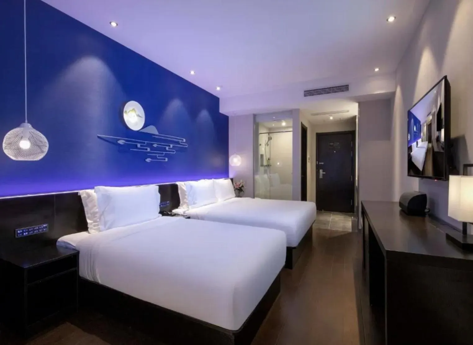 room service, Bed in Orange Hotel Shanghai Chuansha International Tourism Resort