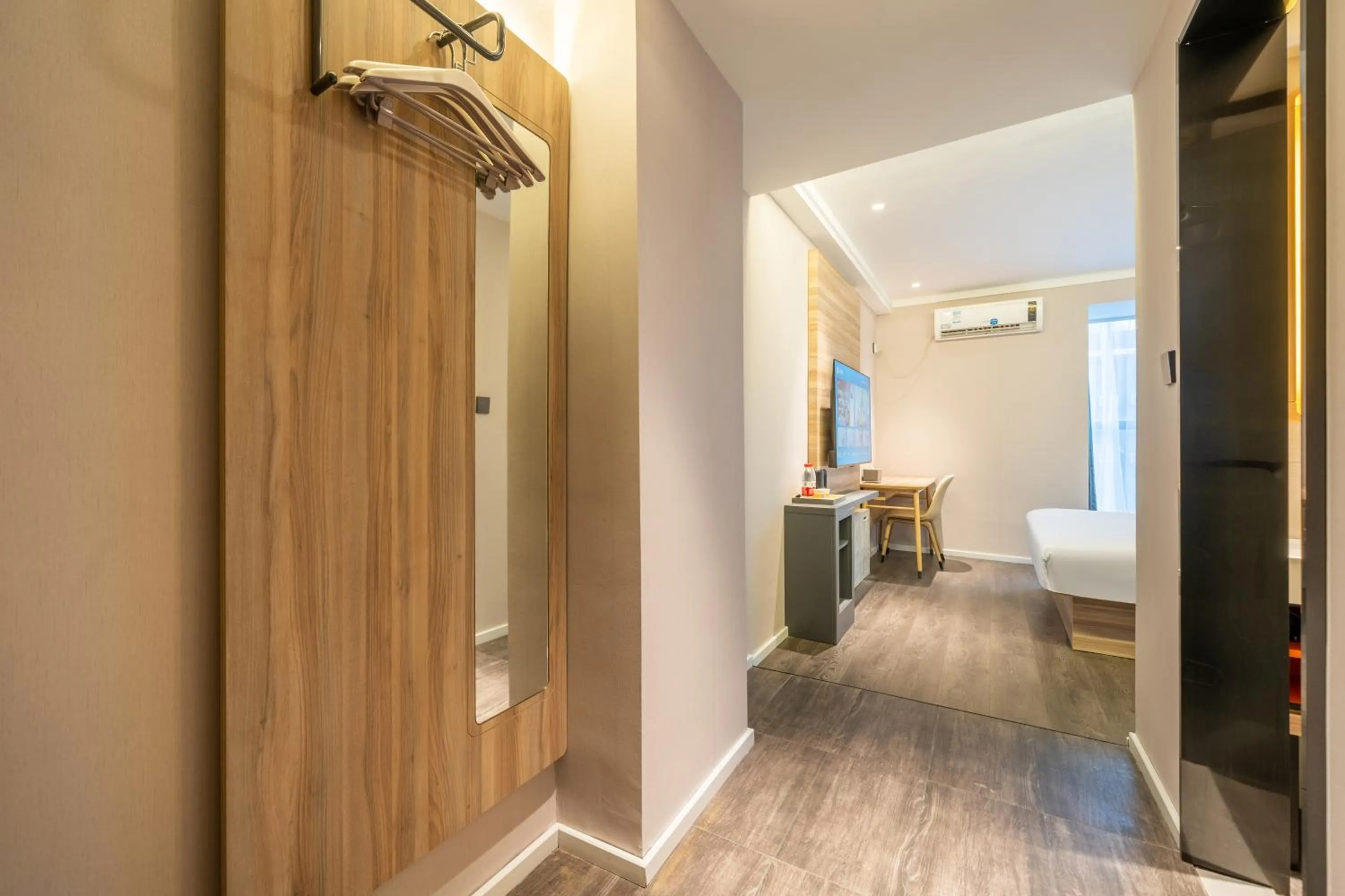 Photo of the whole room in Hanting Hotel Shanghai Fengxian Nanqiao Industrial Park