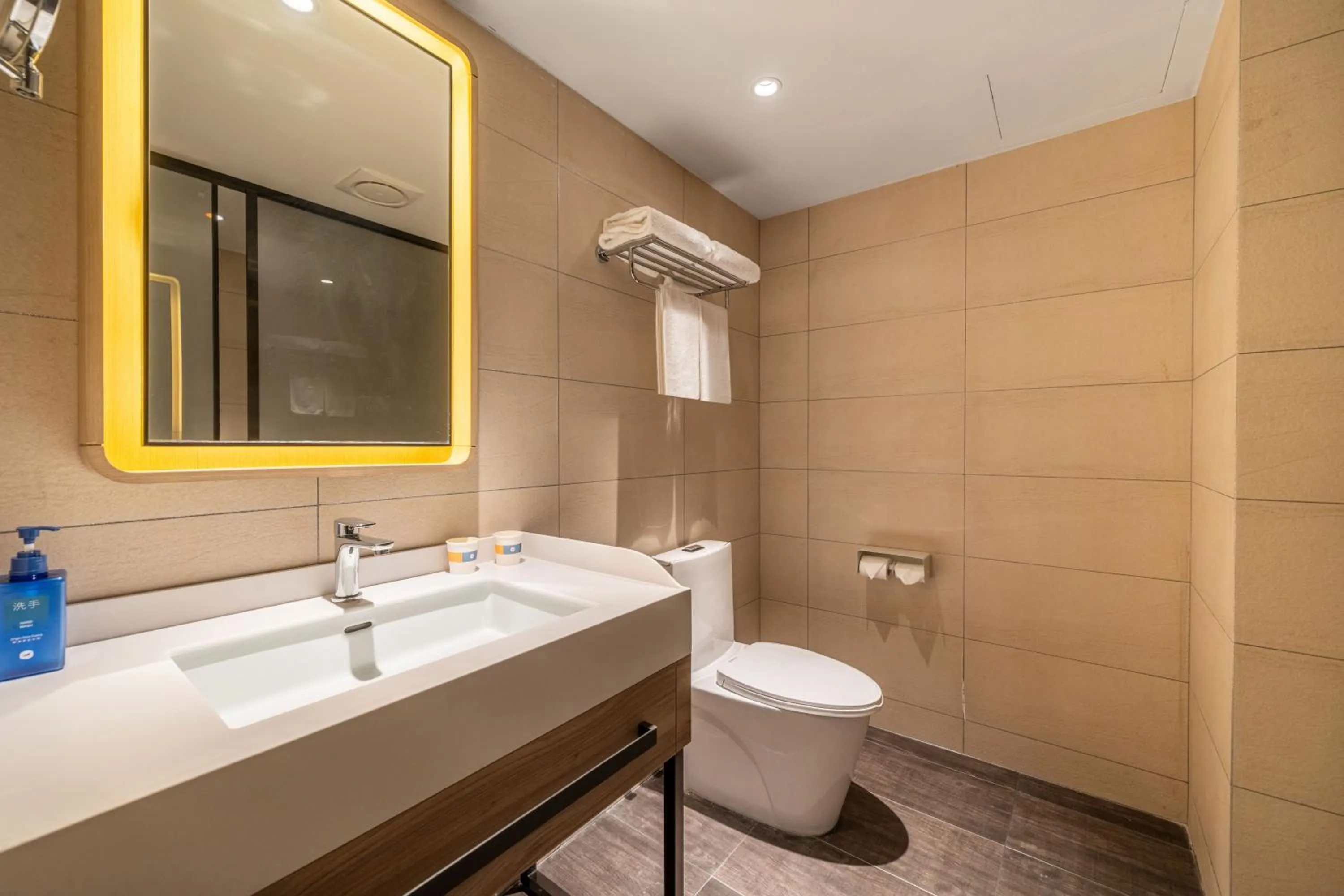 Toilet in Hanting Hotel Shanghai Fengxian Nanqiao Industrial Park