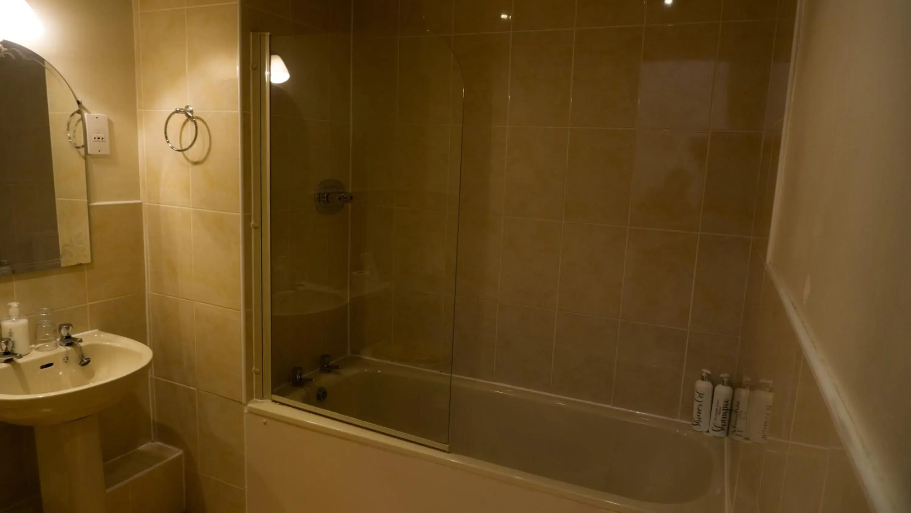 large double room with private external bathroom in Arrandale Guest House large double room with private external bathroom in Arrandale Guest House