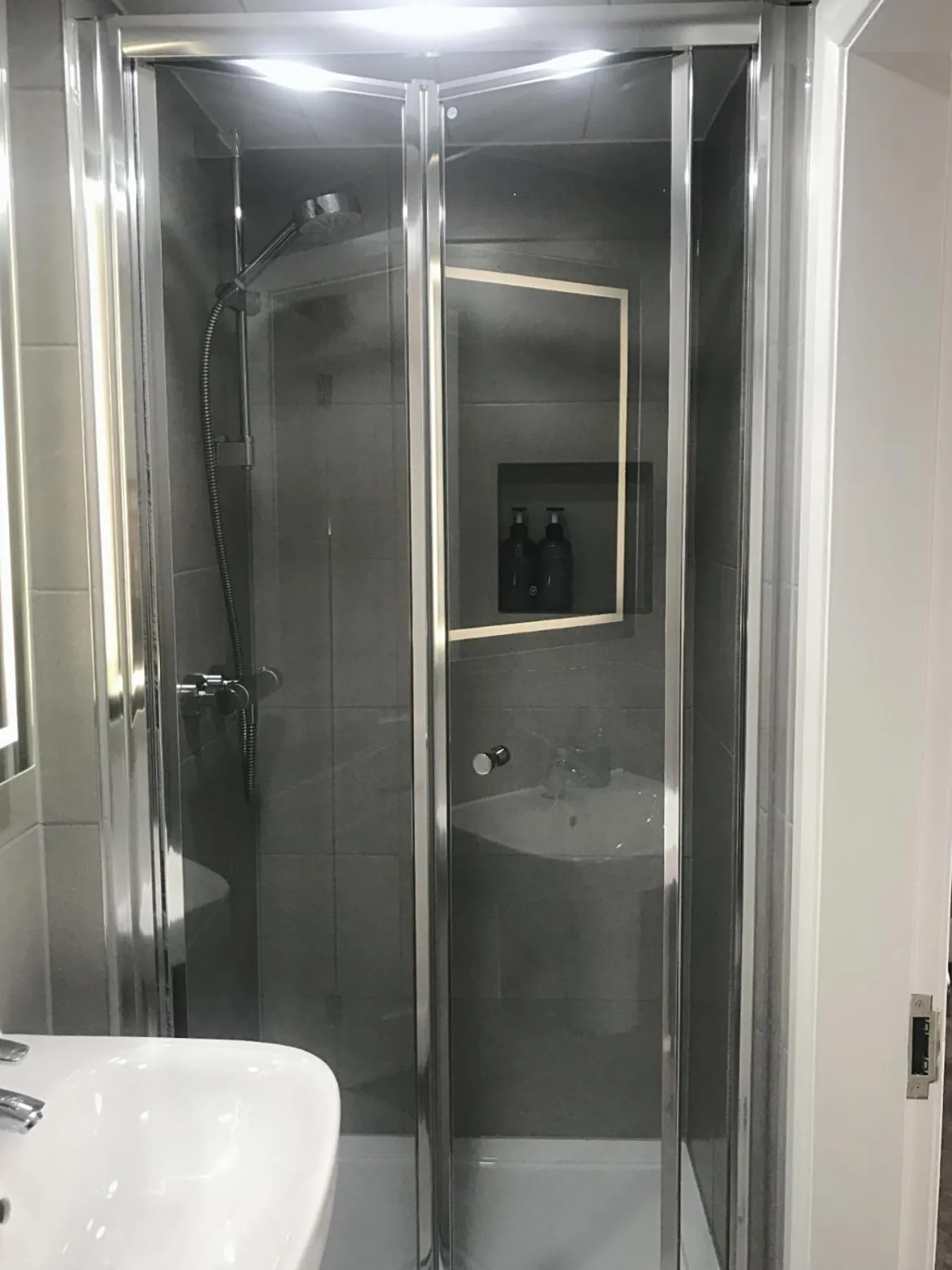 Shower in Arrandale Guest House