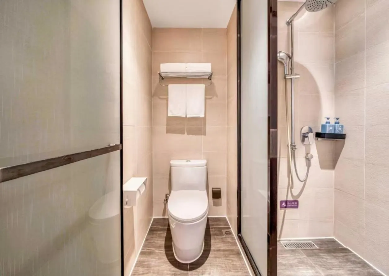 Shower in Hanting Premium Hotel Shanghai Fengxian Sports Center