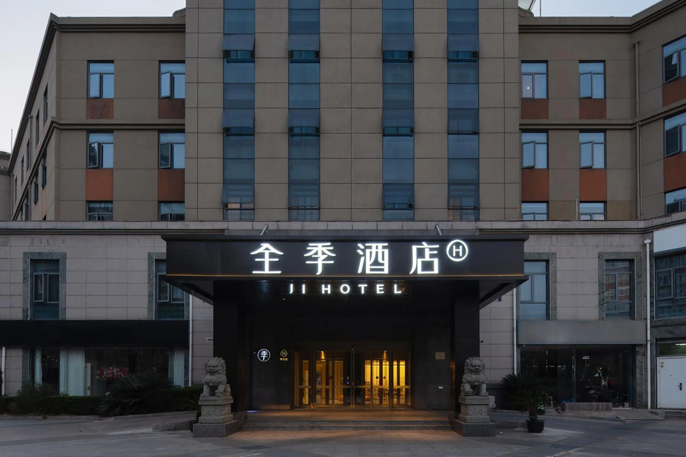 Property building in JI Hotel Shanghai Jiuting Center