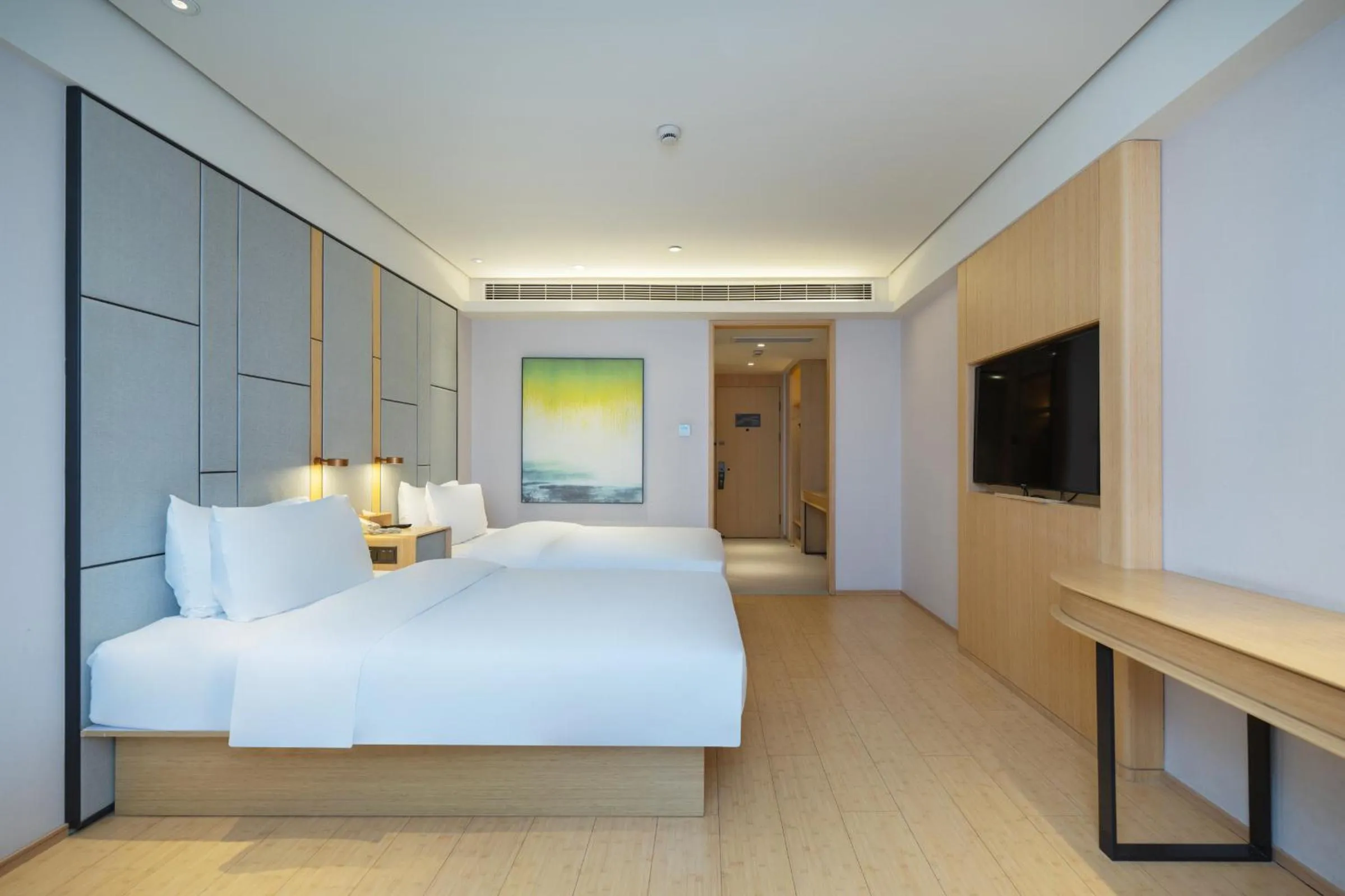 Photo of the whole room, Bed in JI Hotel Shanghai Jiuting Center