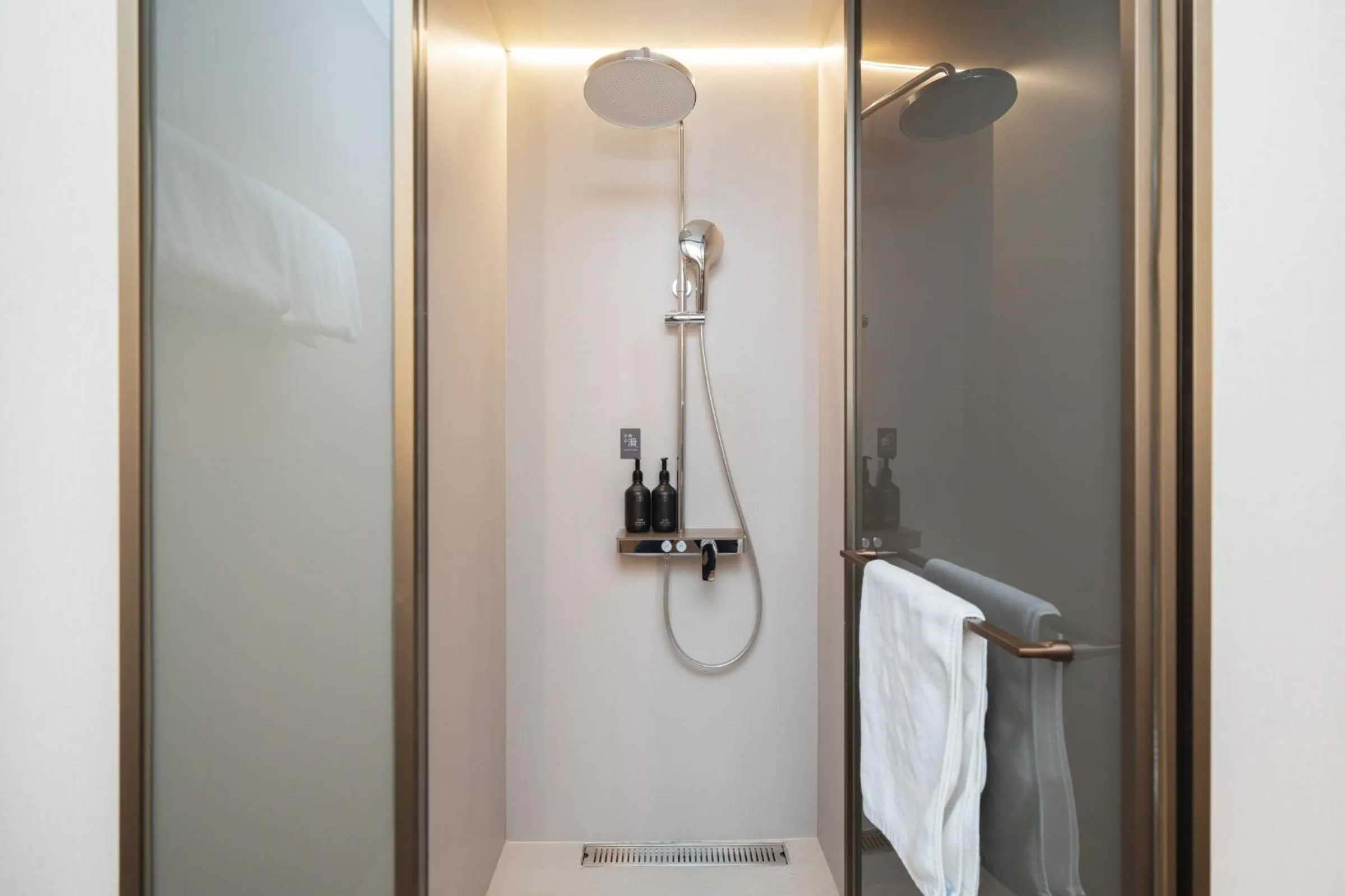 Shower in JI Hotel Shanghai Jiuting Center