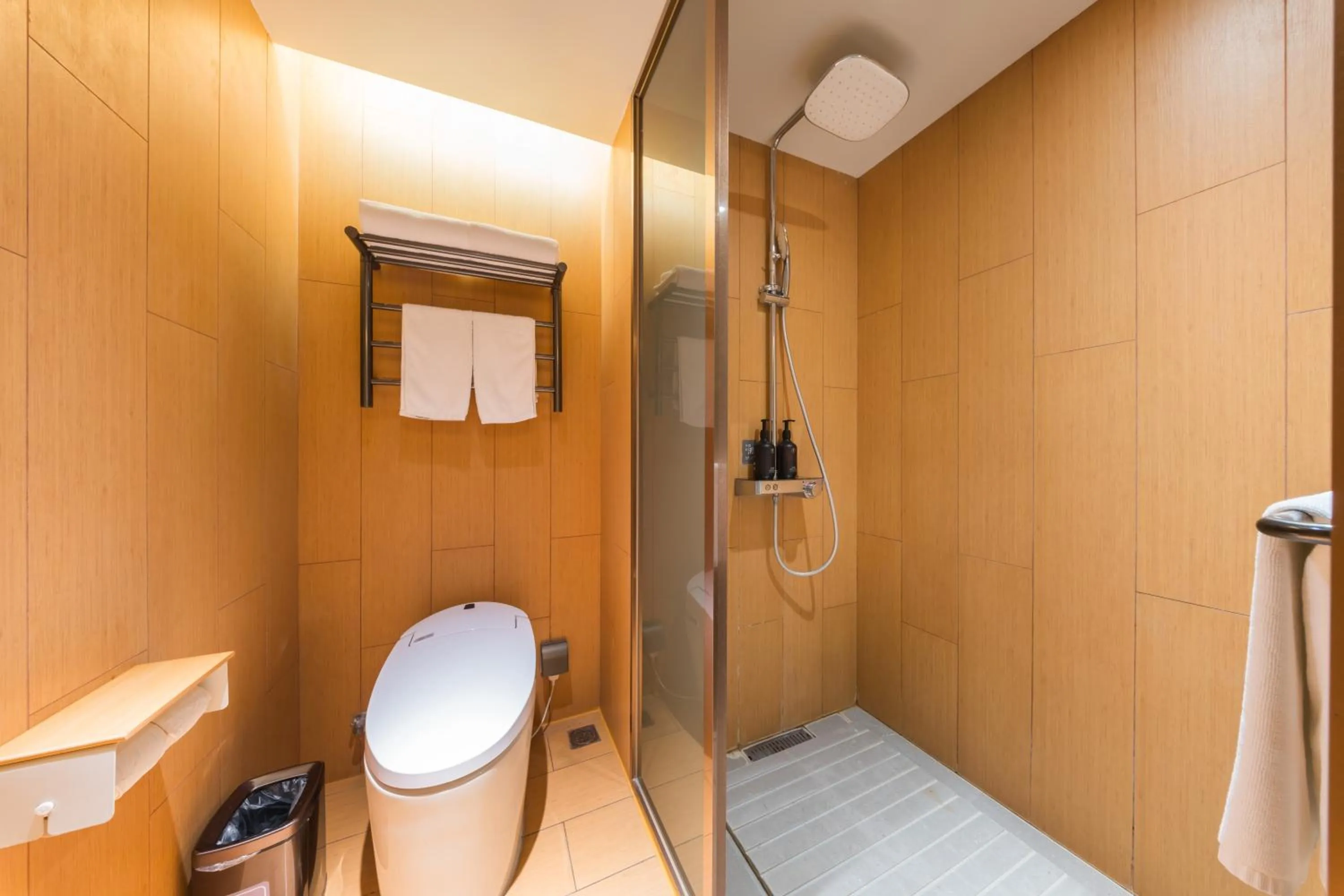 Toilet in JI Hotel Shanghai World Expo Sanlin Road