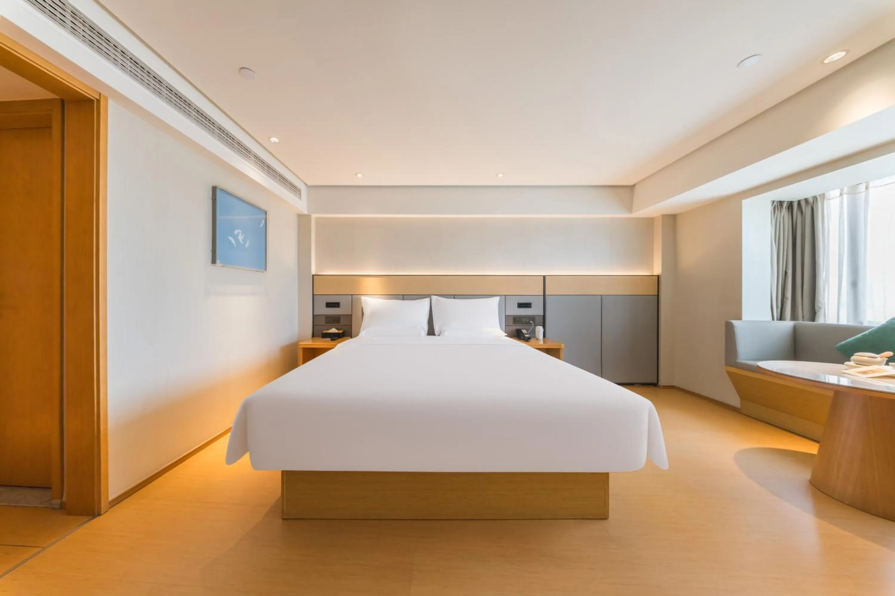 Photo of the whole room, Bed in JI Hotel Shanghai World Expo Sanlin Road