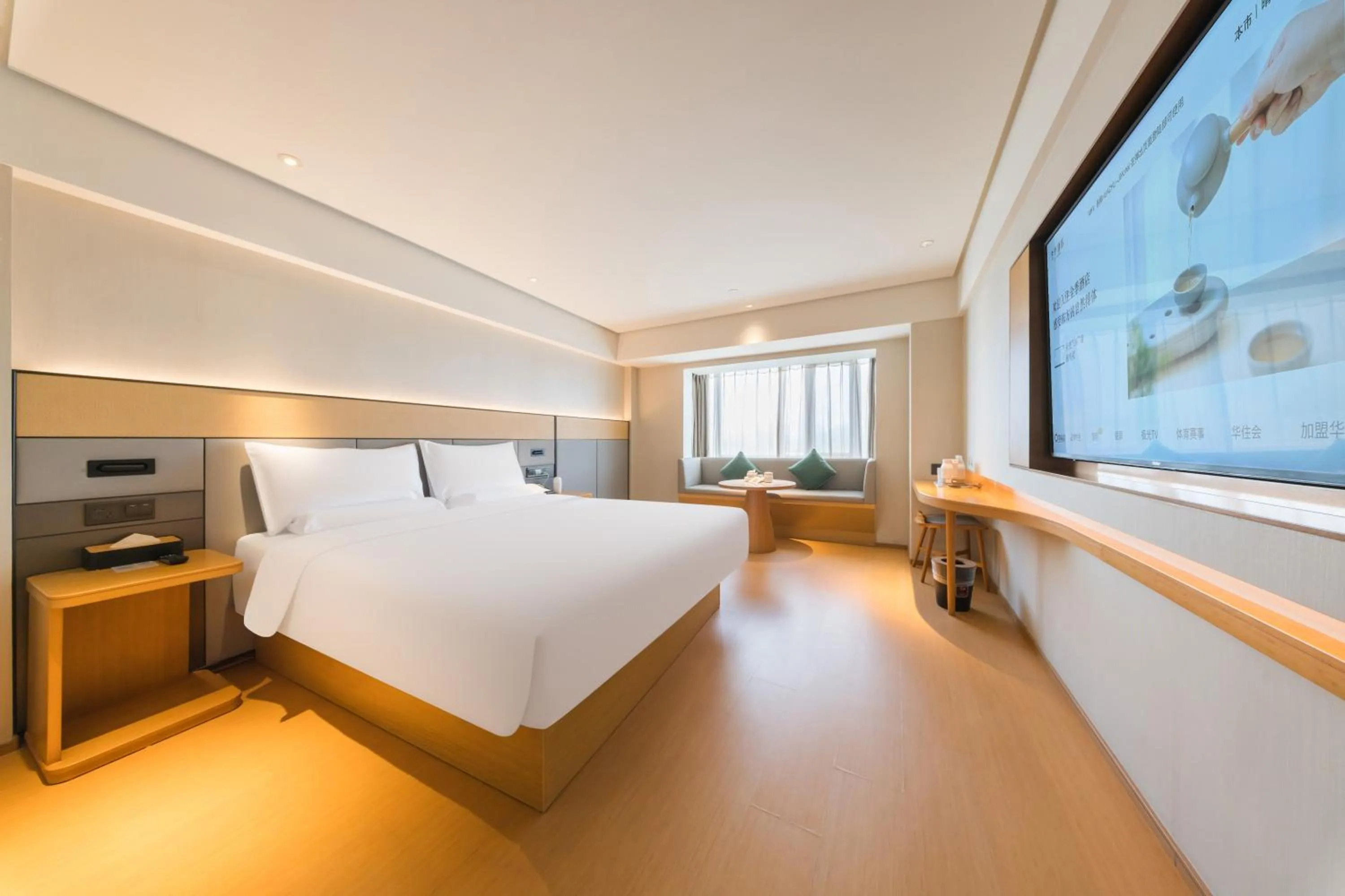 Photo of the whole room, Bed in JI Hotel Shanghai World Expo Sanlin Road