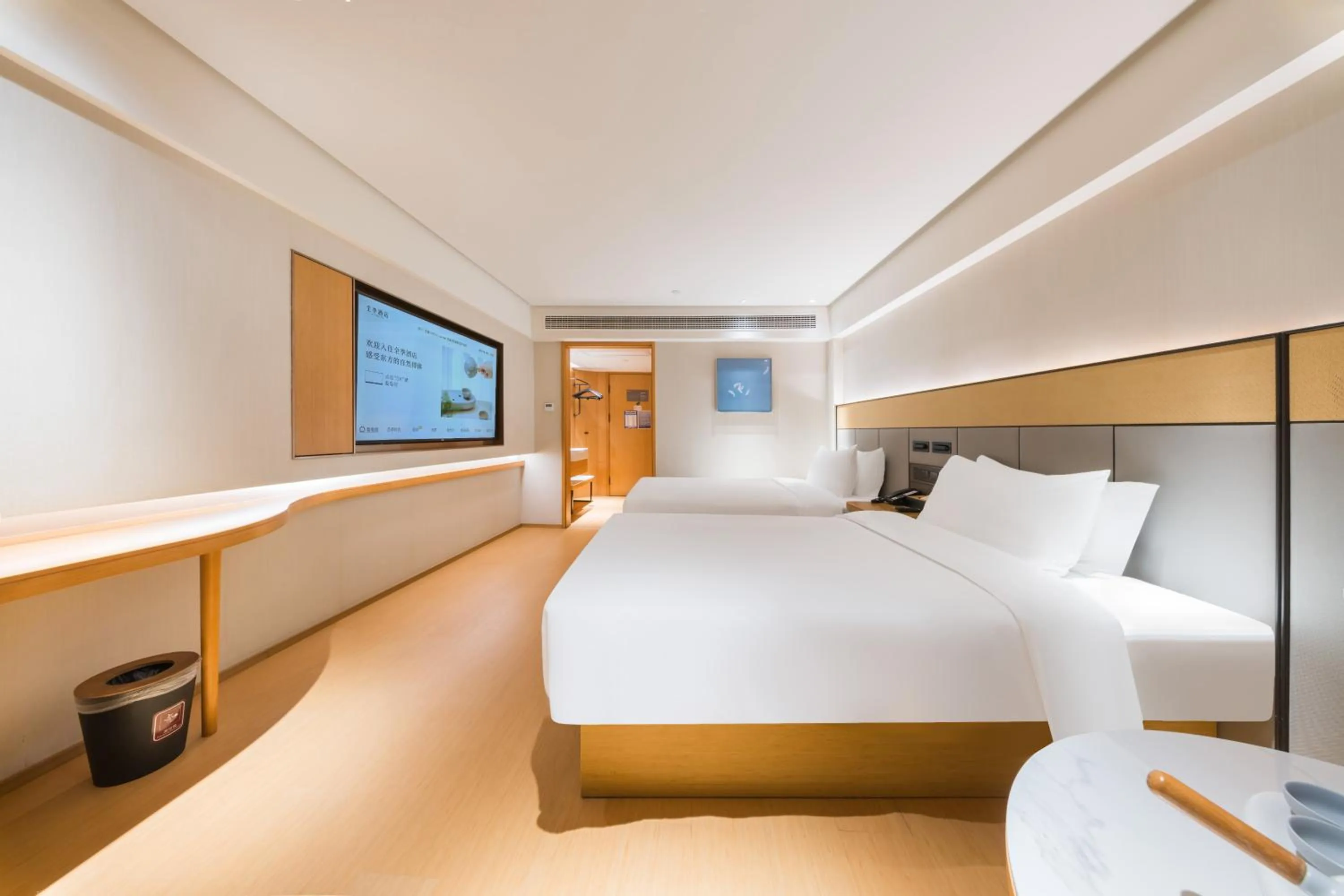 Photo of the whole room, Bed in JI Hotel Shanghai World Expo Sanlin Road