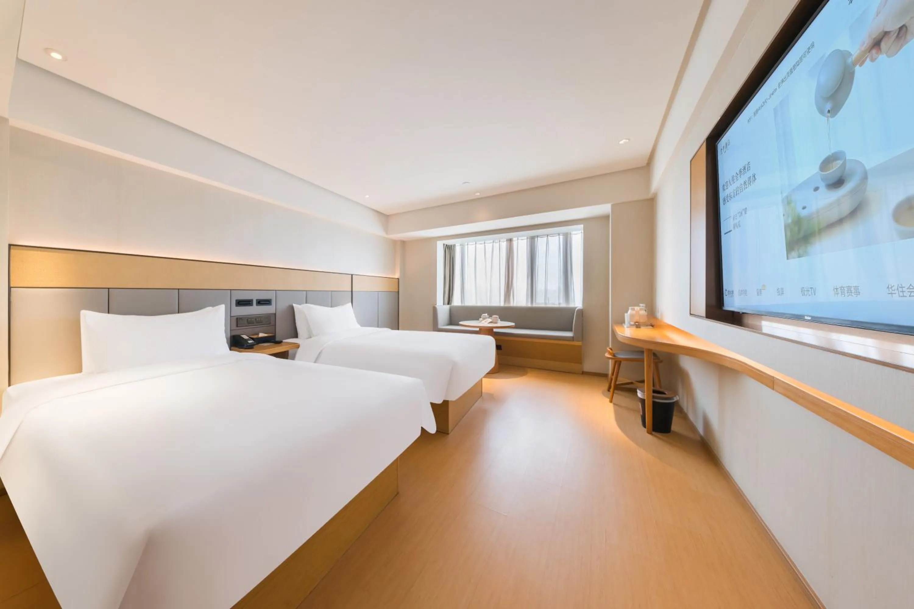 Photo of the whole room, Bed in JI Hotel Shanghai World Expo Sanlin Road
