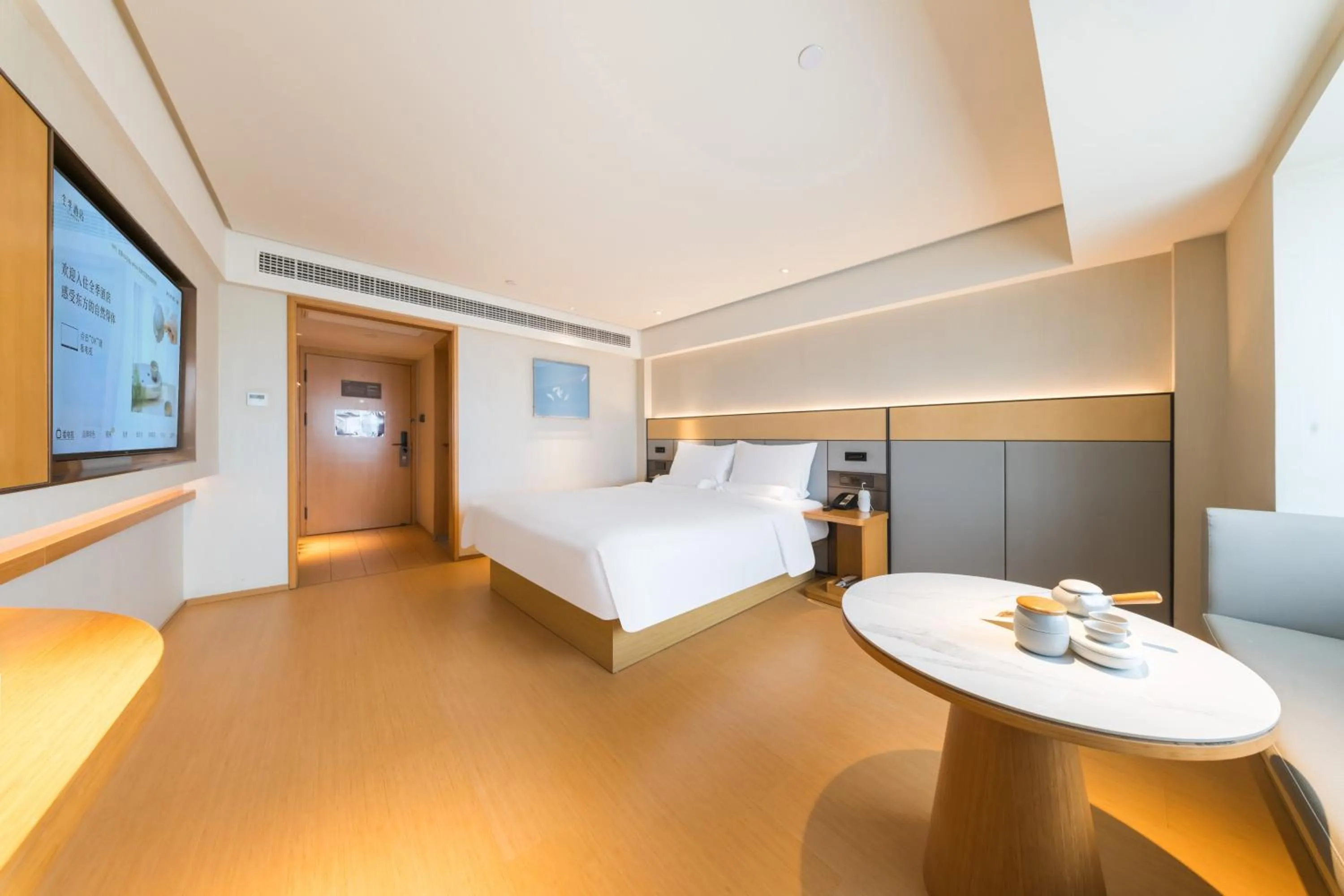 Photo of the whole room, Bed in JI Hotel Shanghai World Expo Sanlin Road
