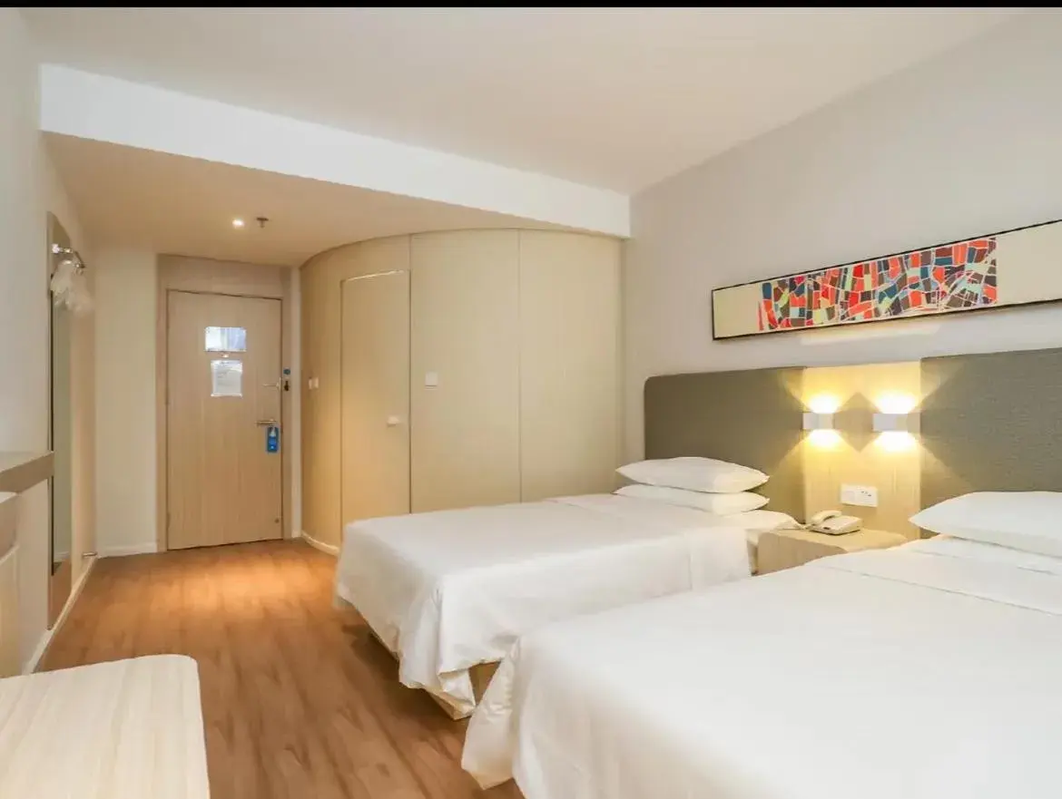 Family Room in Hanting Hotel Nanjing Yangtze River Bridge North Subway Station Family Room in Hanting Hotel Nanjing Yangtze River Bridge North Subway Station