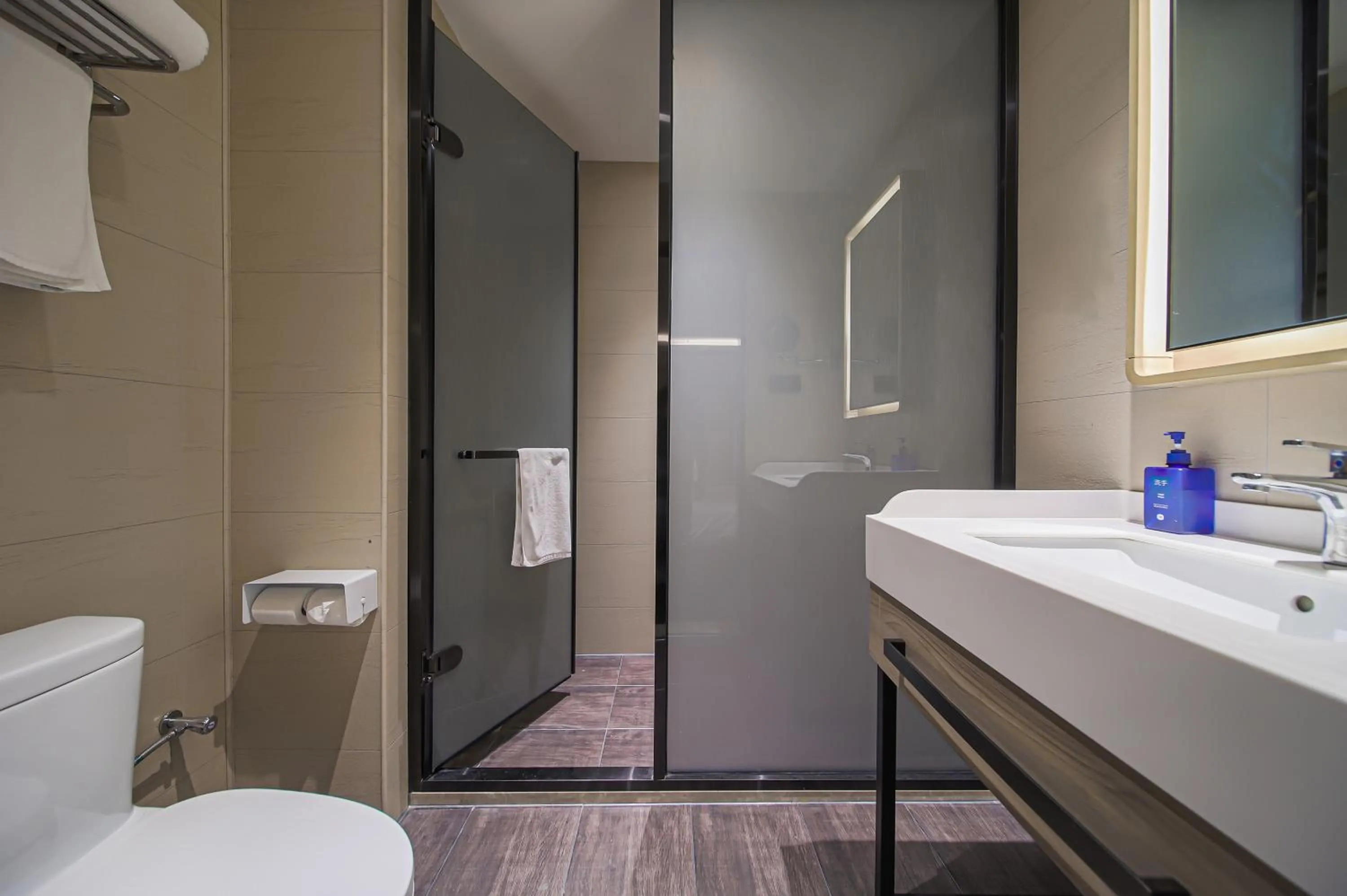 Toilet in Hanting Hotel Nanjing Xianhemen Zidong Commercial Street