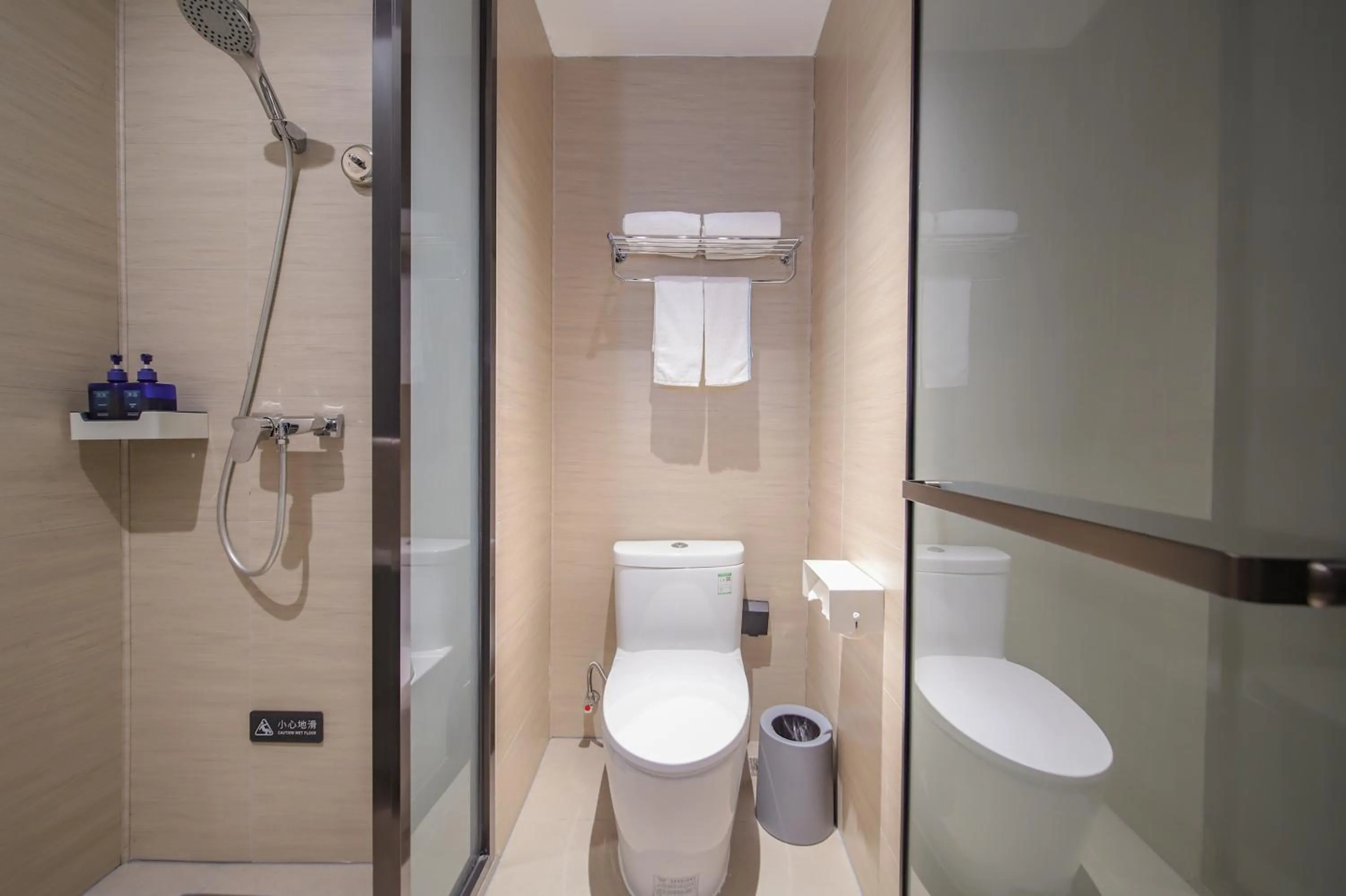 Toilet in Hanting Hotel Nanjing Jiangpu Longhua Road Subway Station