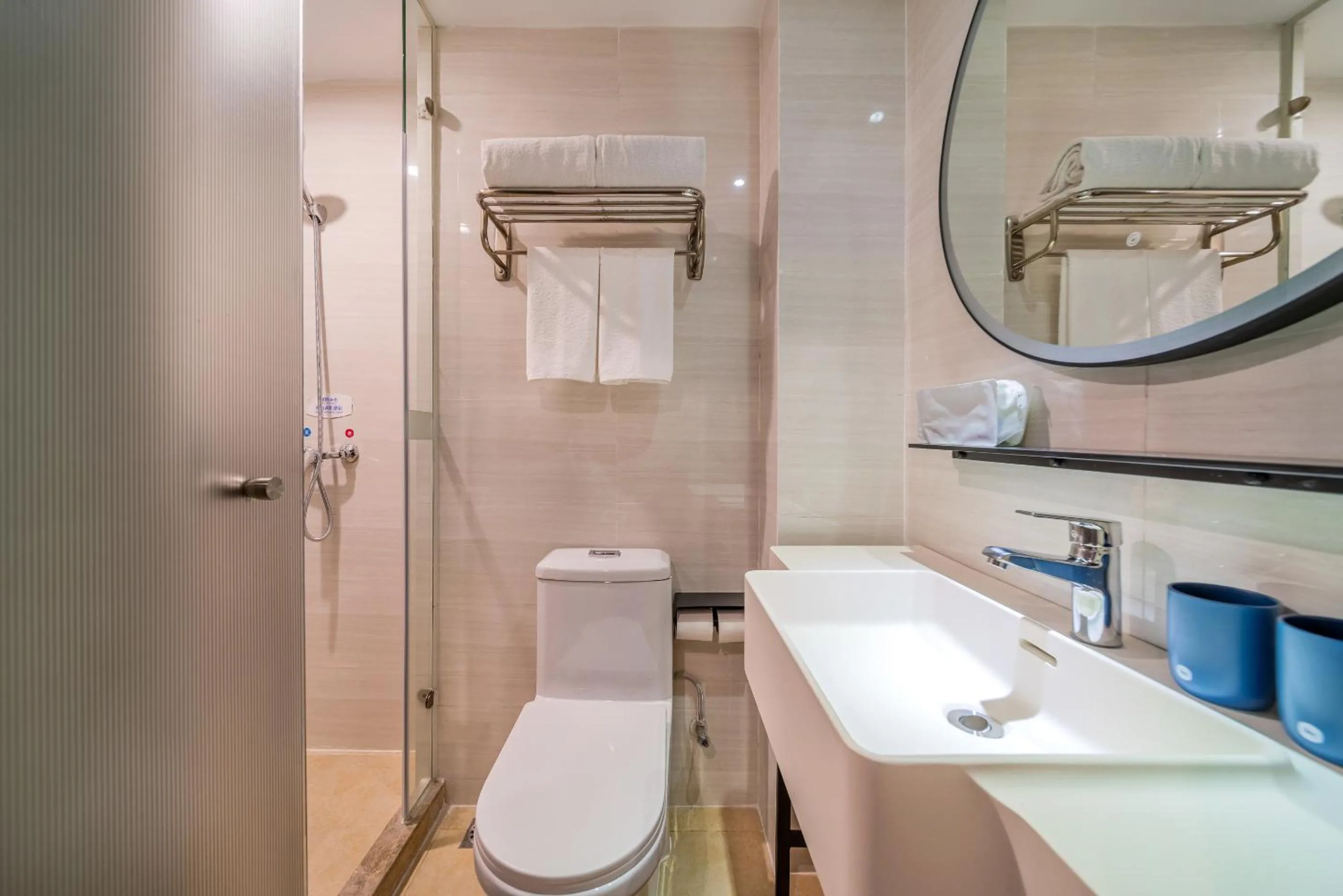 Toilet in Hanting Hotel Chongqing North Railway Station
