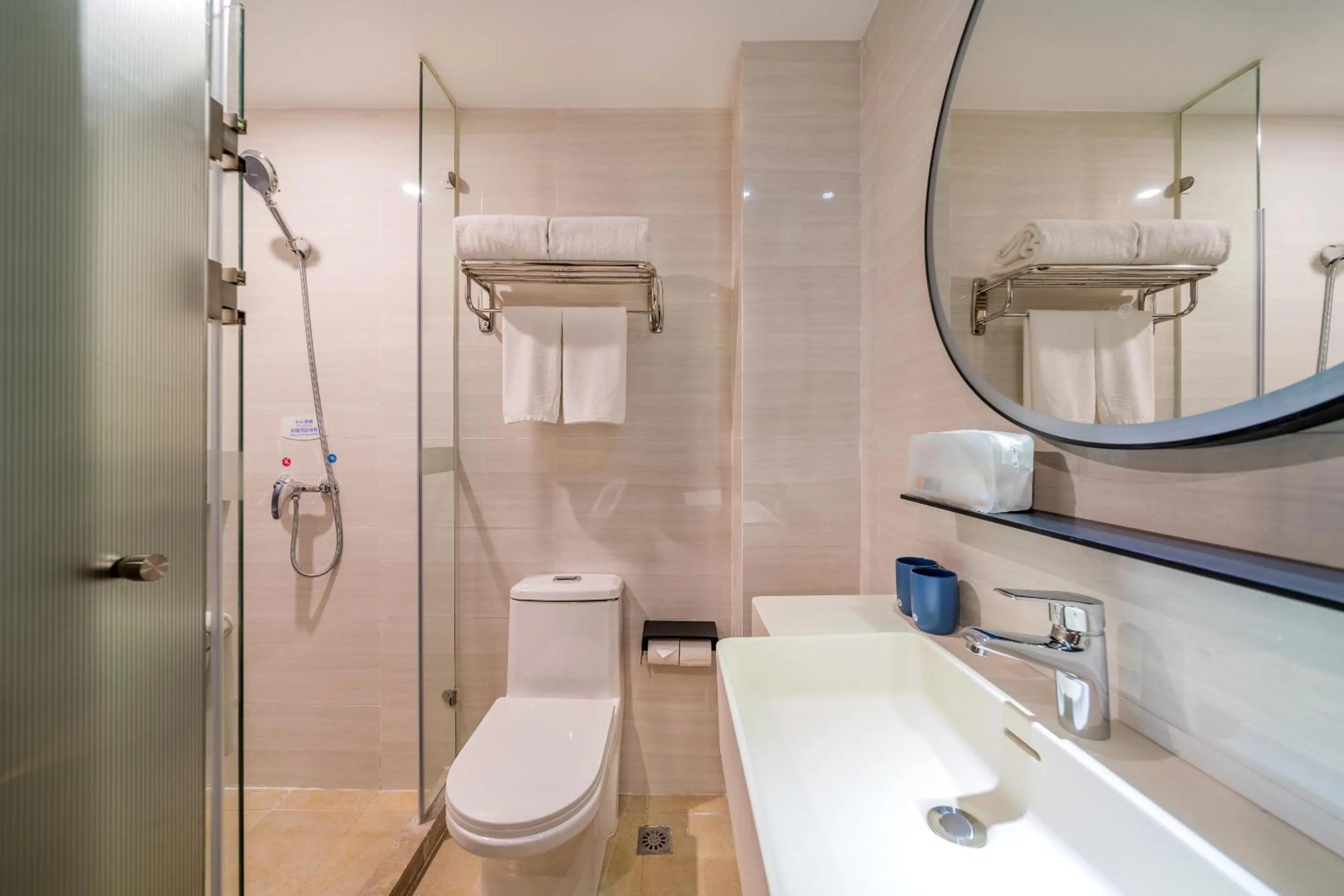Toilet in Hanting Hotel Chongqing North Railway Station