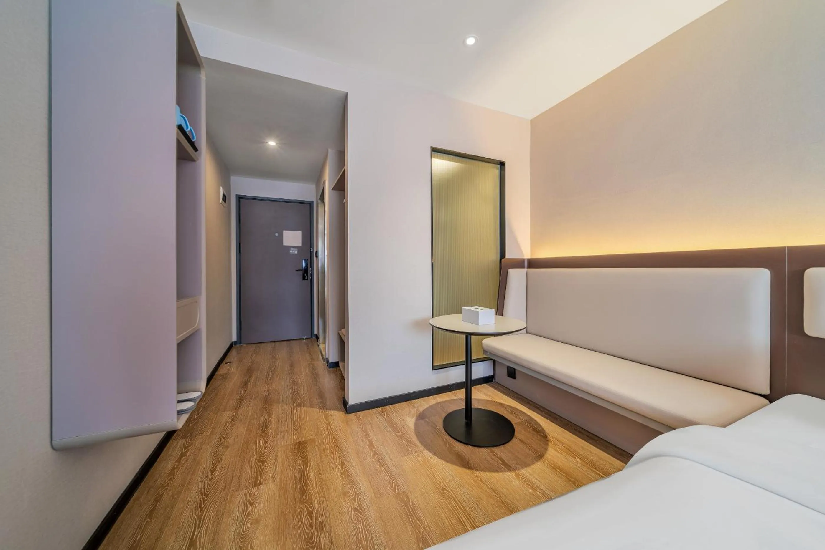 Living room, Bed in Hanting Hotel Chongqing North Railway Station