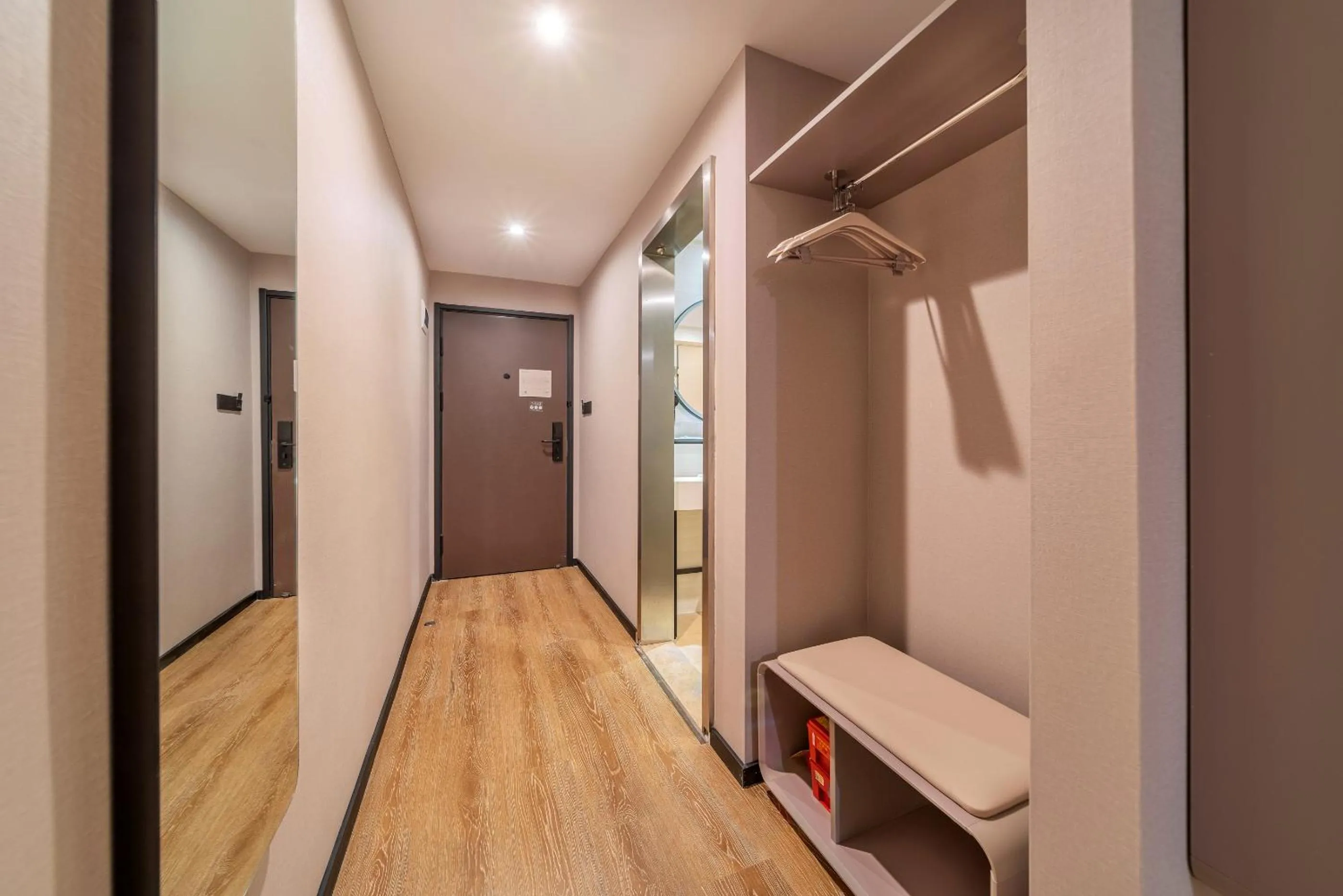 wardrobe in Hanting Hotel Chongqing North Railway Station