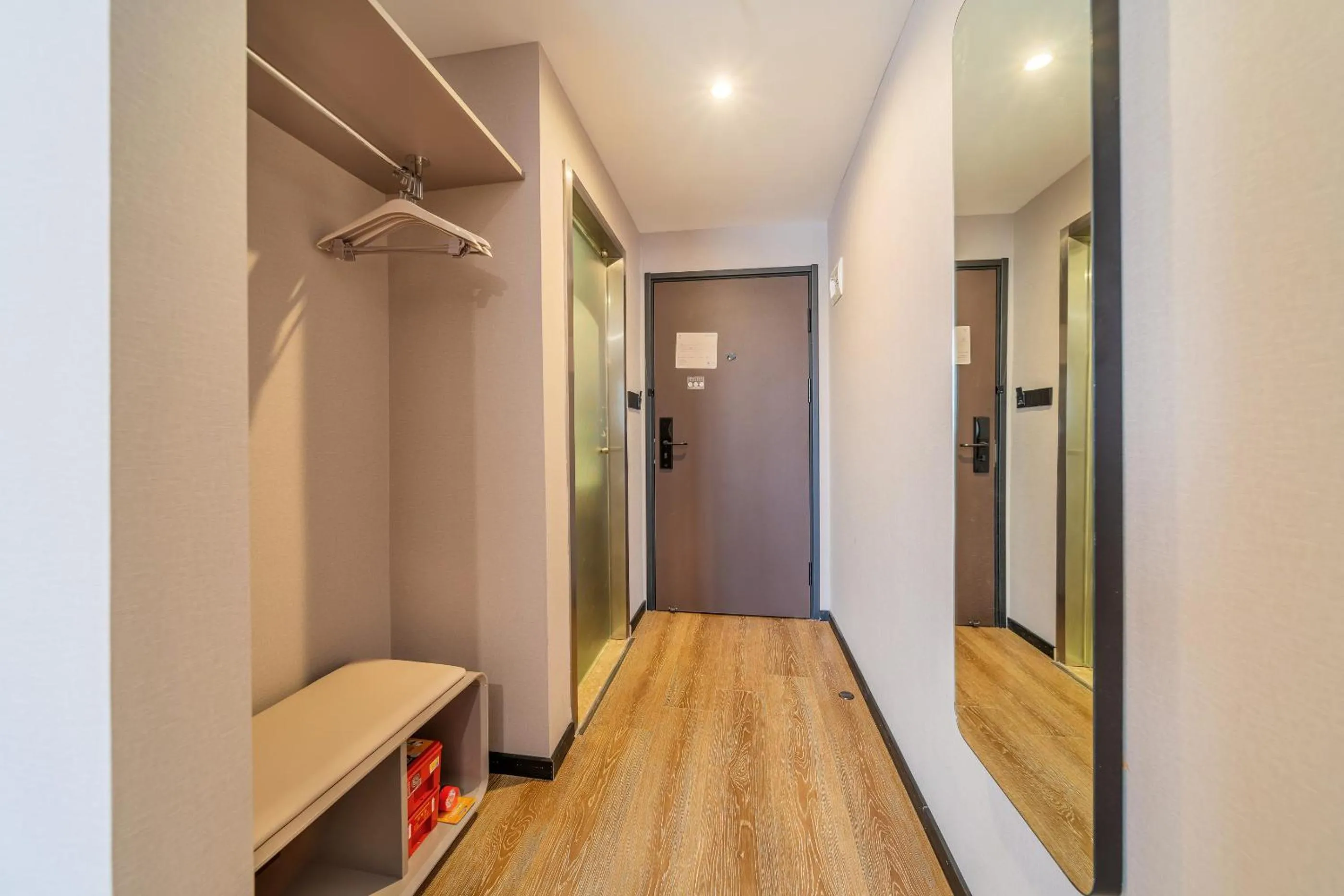 wardrobe in Hanting Hotel Chongqing North Railway Station