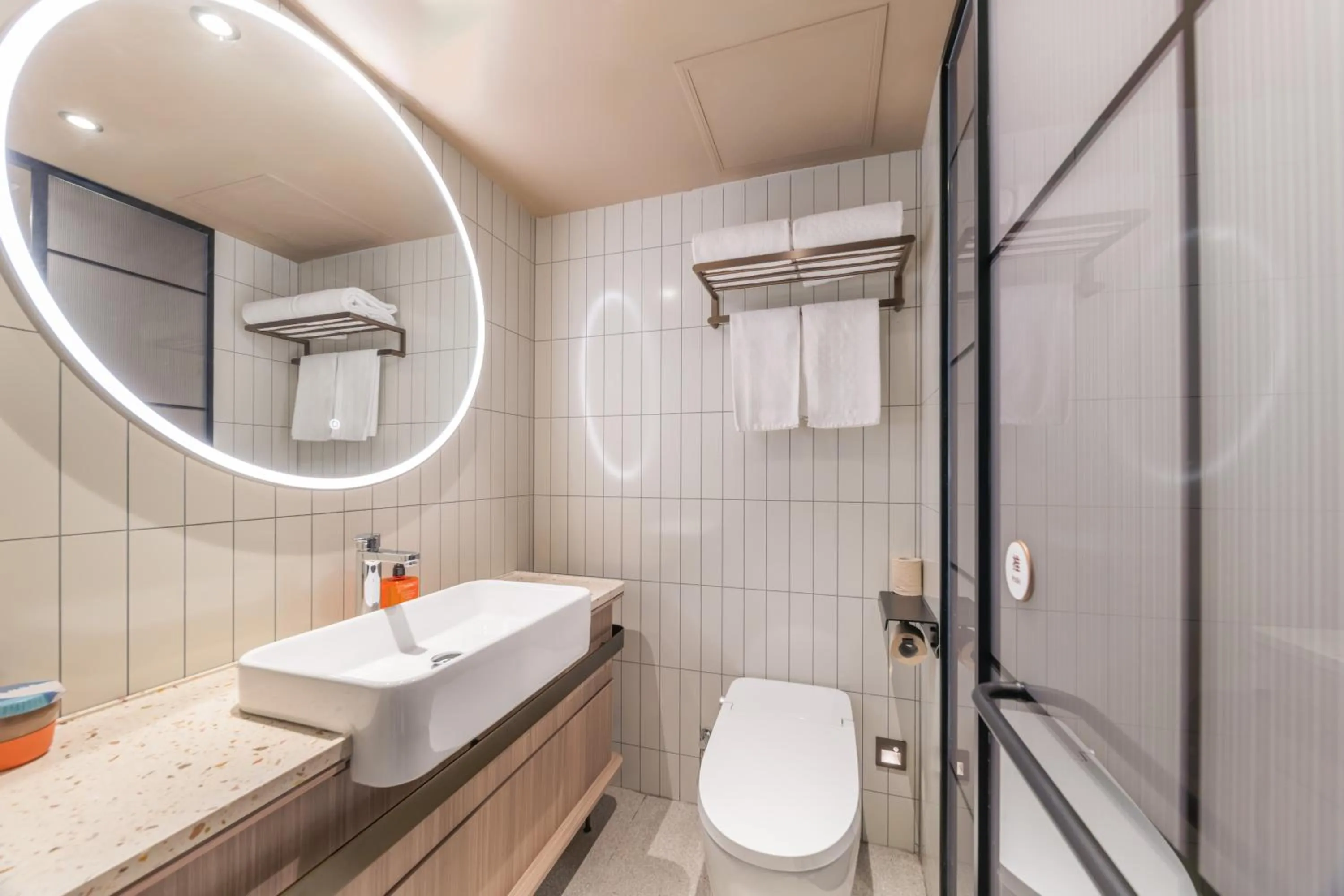 Bathroom in Orange Hotel Guangzhou Tianhe Gangding Subway Station