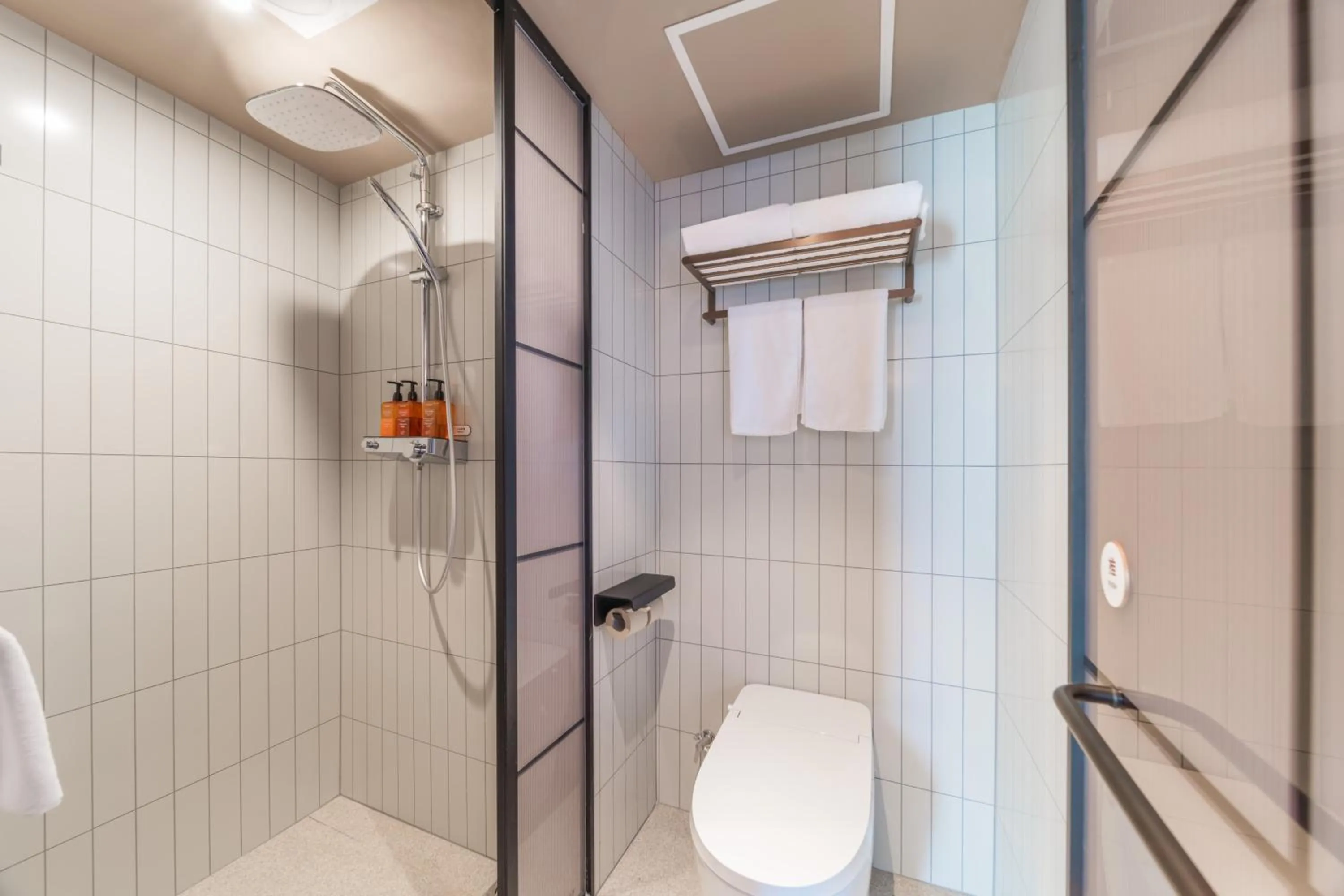 Bathroom in Orange Hotel Guangzhou Tianhe Gangding Subway Station