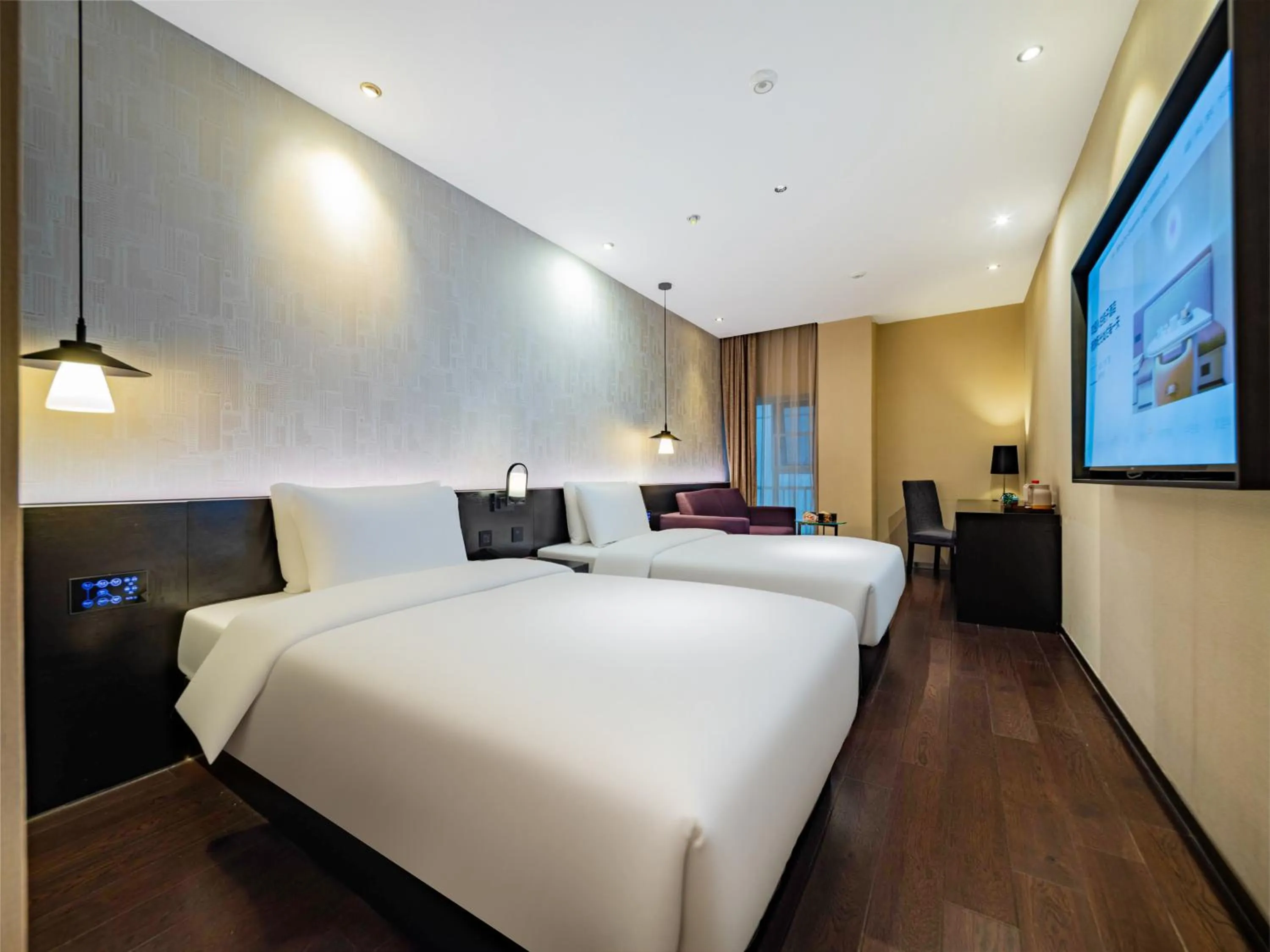 Communal lounge/ TV room, Bed in Orange Hotel Chengdu High-Tech Global Center