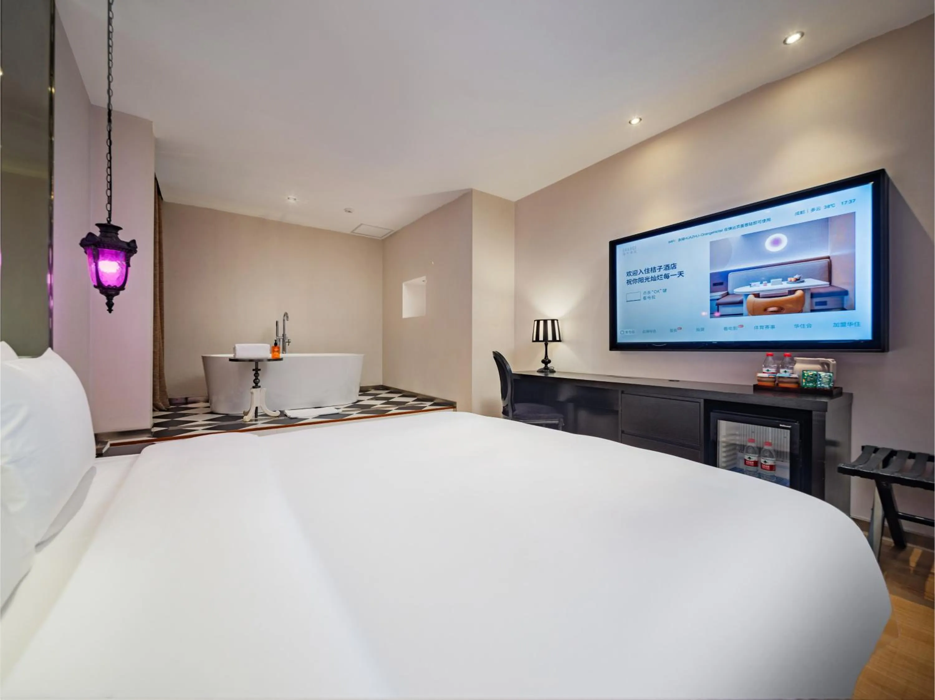 Communal lounge/ TV room, Bed in Orange Hotel Chengdu High-Tech Global Center