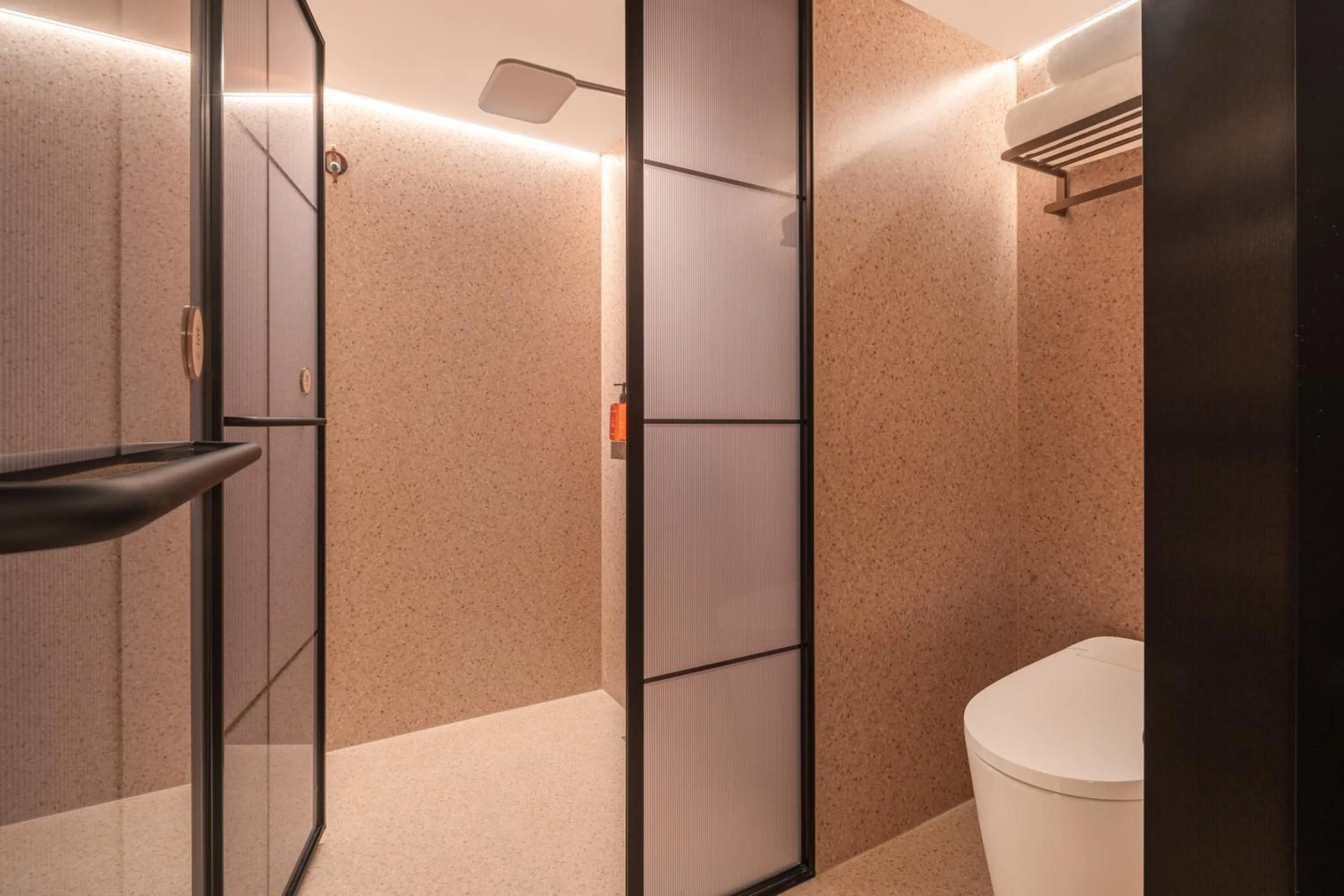 Toilet in Orange Hotel Chengdu Wenshuyuan Subway Station