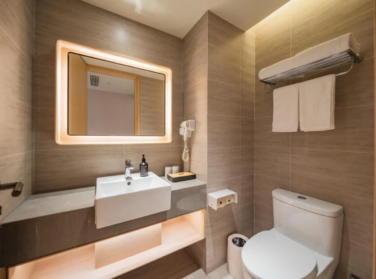 Toilet in JI Hotel Chengdu East Railway Station