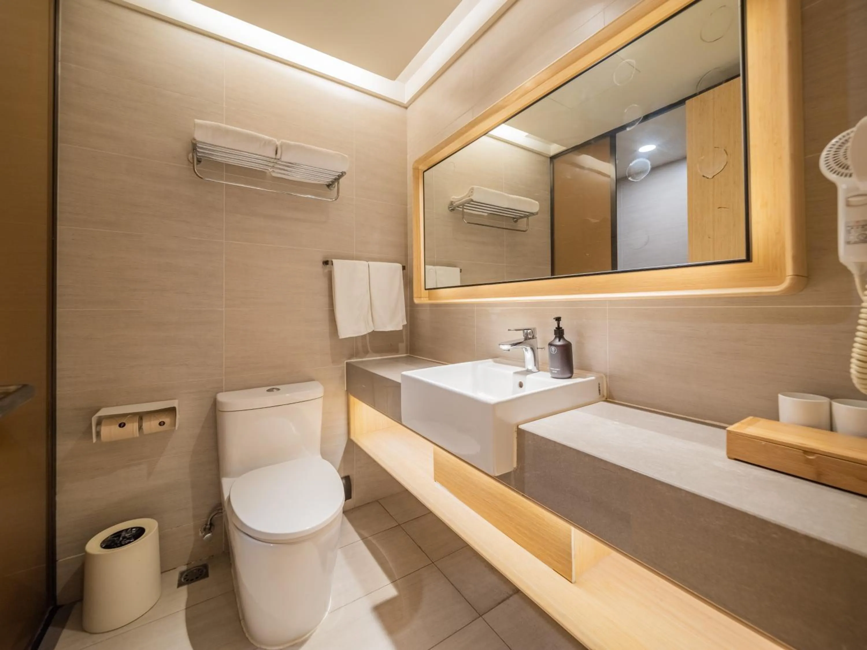 Toilet in JI Hotel Chengdu Zhaojue Temple Subway Station