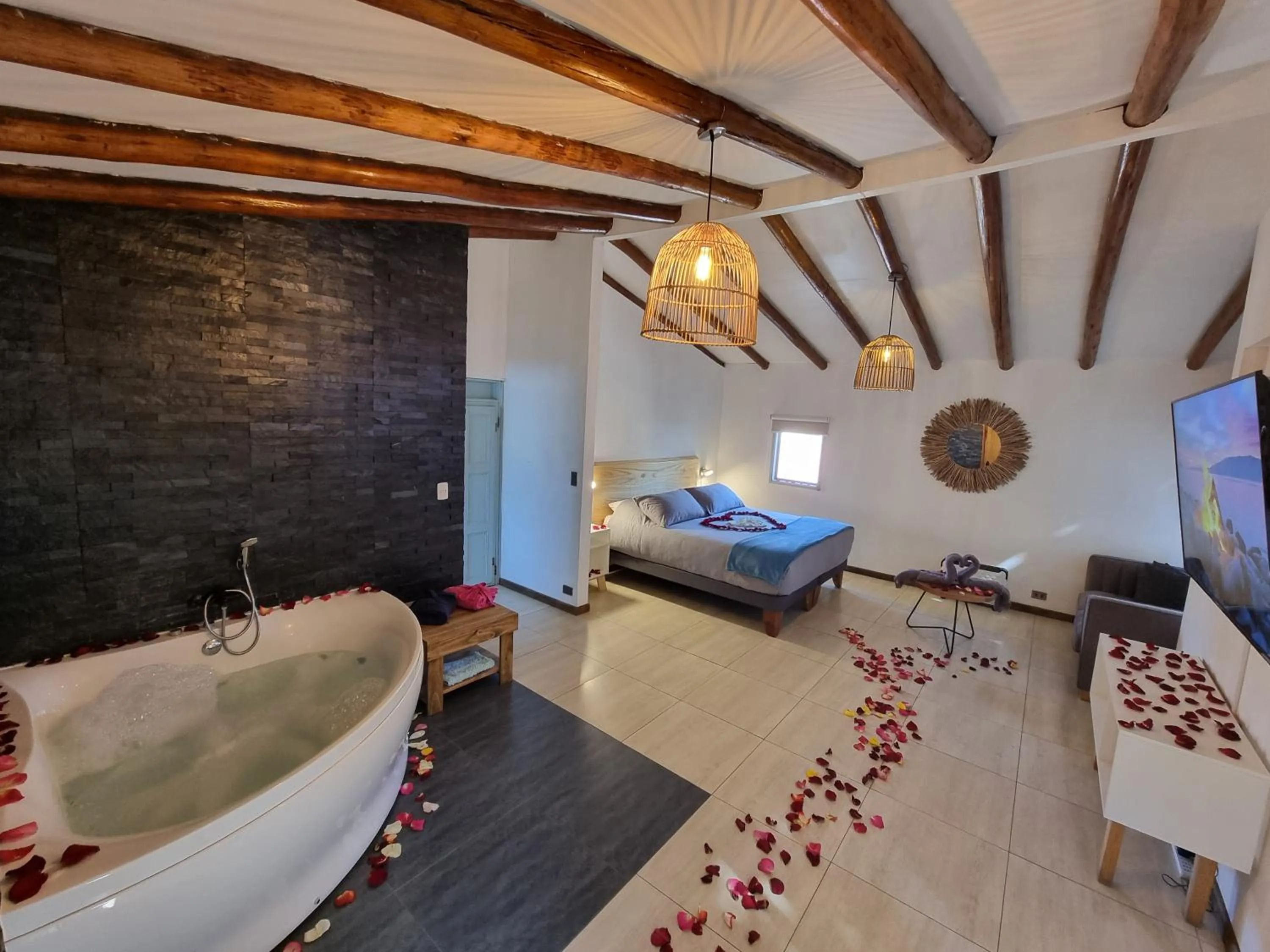 Photo of the whole room, Bed in Reñaca House Hotel