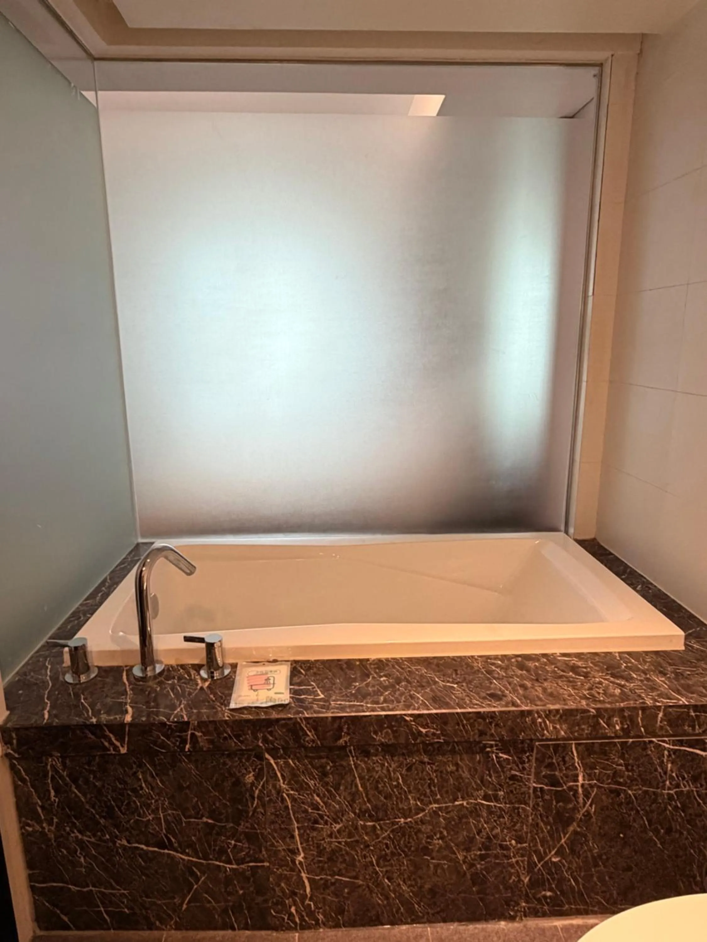 Bath in Orange Hotel Shanghai North Xizang Road Subway Station