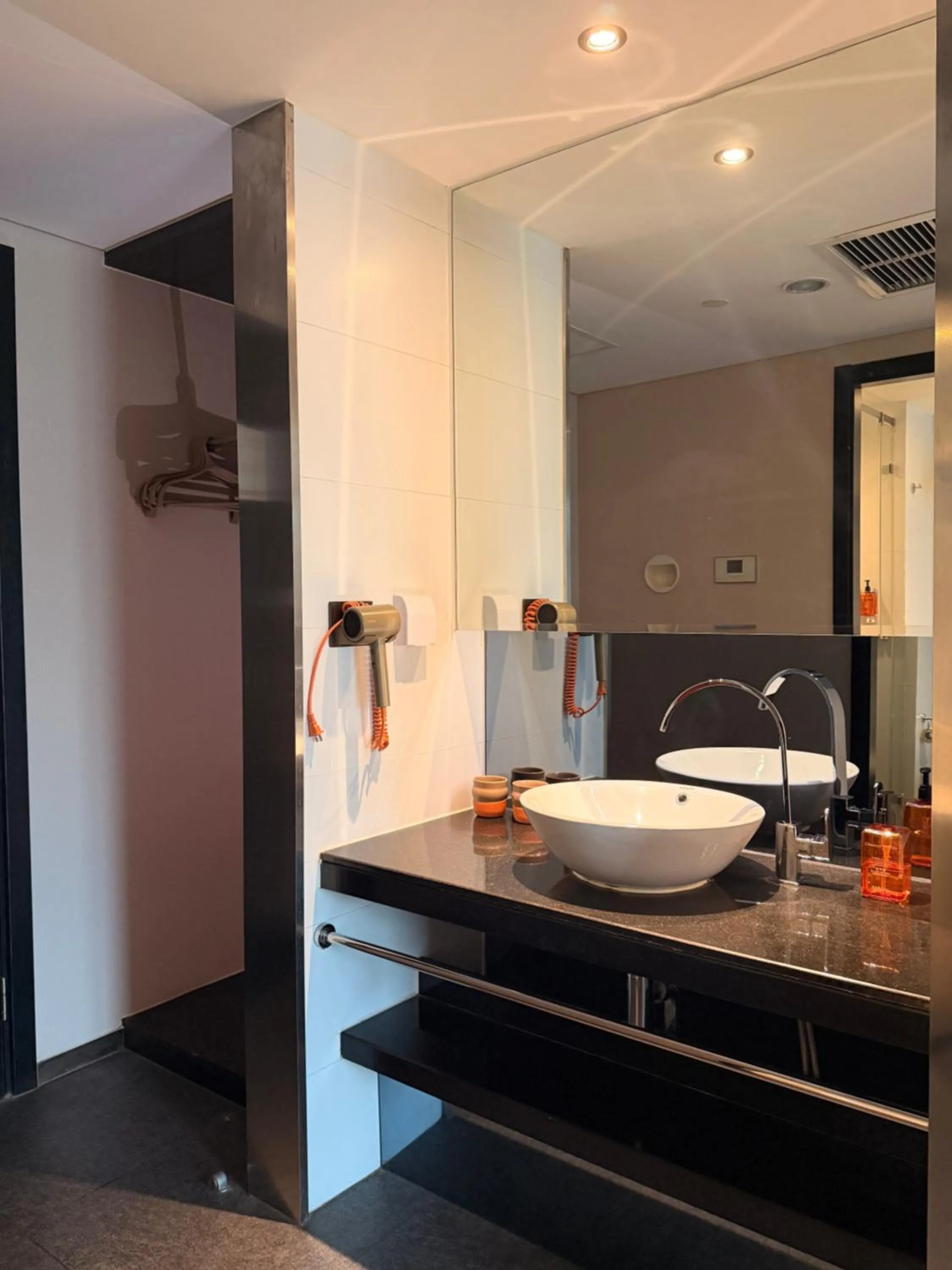 Toilet in Orange Hotel Shanghai North Xizang Road Subway Station