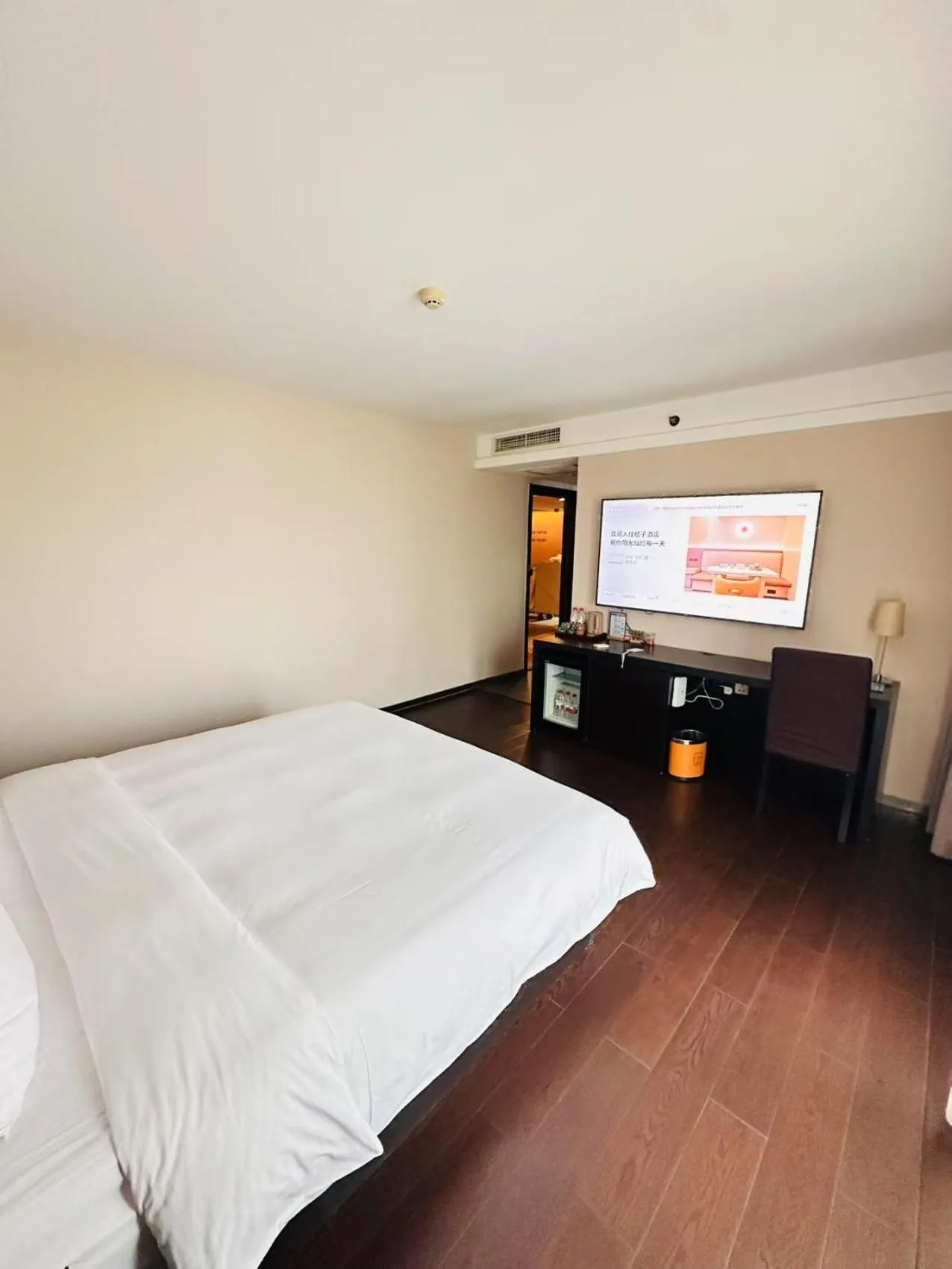 Photo of the whole room, Bed in Orange Hotel Shanghai North Xizang Road Subway Station